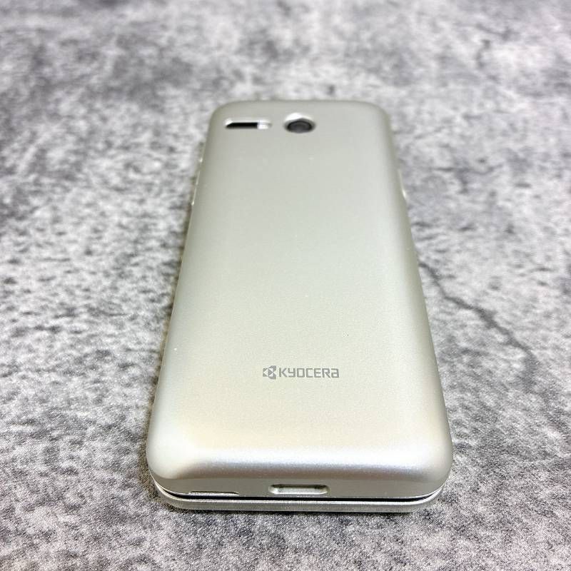 美品 KYOCERA KYF43 かんたんケータイ シルバー - メルカリ