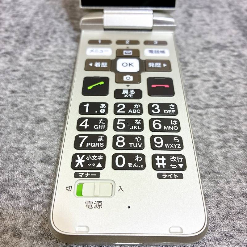 美品 KYOCERA KYF43 かんたんケータイ シルバー - メルカリ