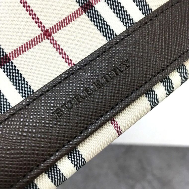 送料込み！ 極美品 BURBERRY 長財布 ノバチェック がま口 二つ折り財布