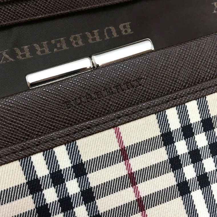 送料込み！ 極美品 BURBERRY 長財布 ノバチェック がま口 二つ折り財布