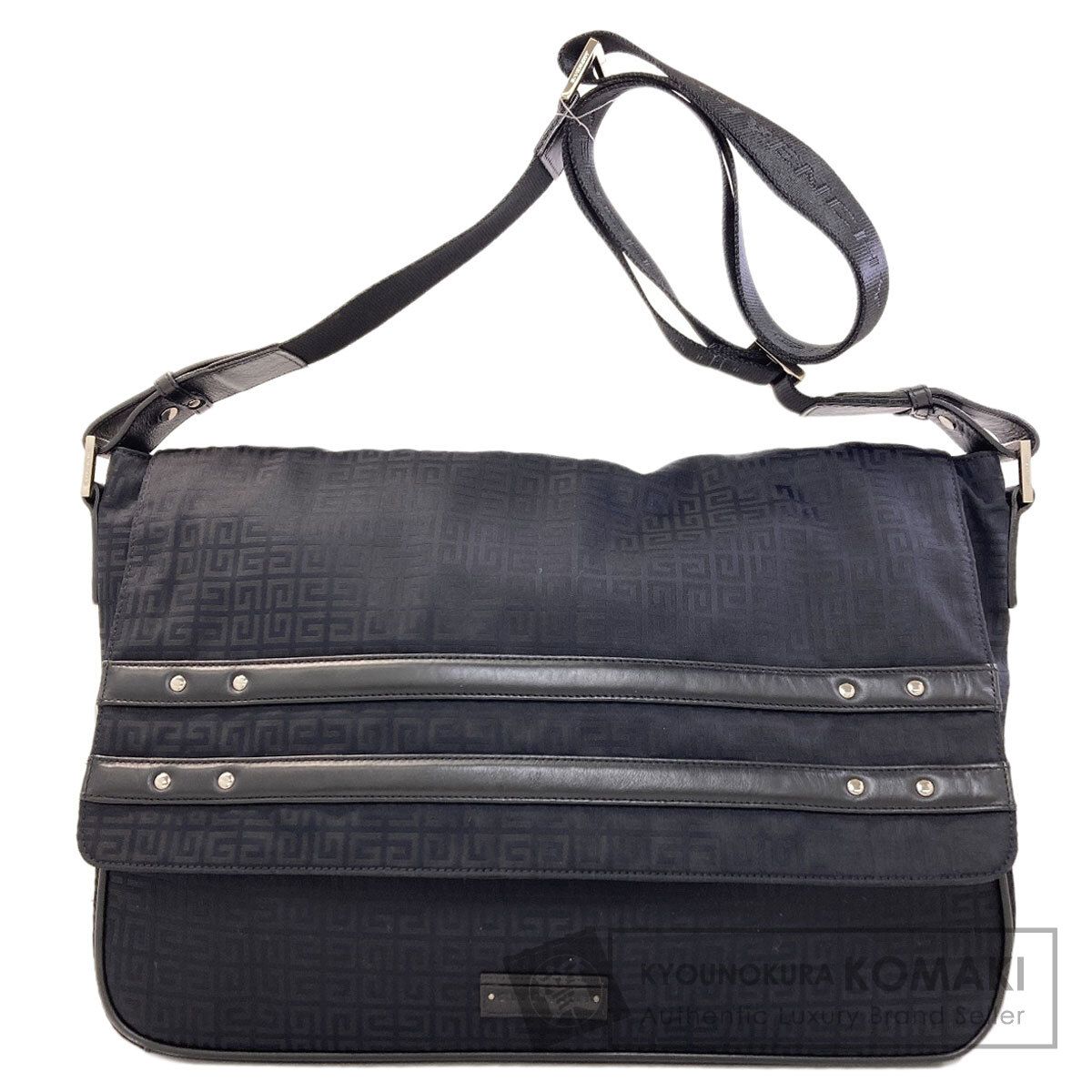 Givenchy（ジバンシィ）ナイロン素材　4Gロゴ　ショルダーバッグ　ホーボー GIVENCHY ジバンシー 4Gロゴモノグラム ショルダーバッグ ナイロン