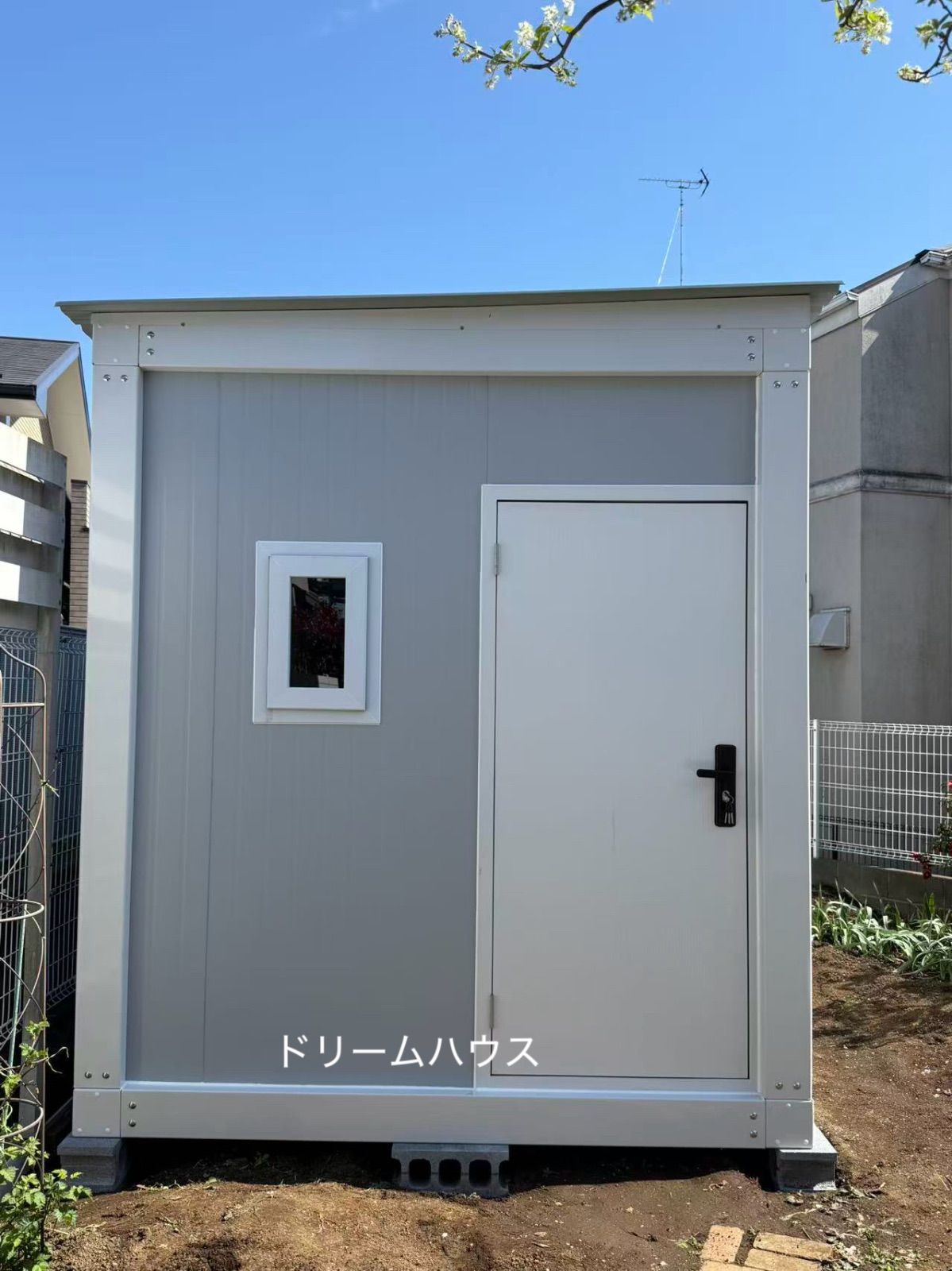 2.5x5x2.8m勾配屋根 プレハブハウス 小窓付き 事務所 店舗 - メルカリ 2.5x5x2.8m勾配屋根 プレハブハウス 小窓付き 事務所 店舗 - メルカリ