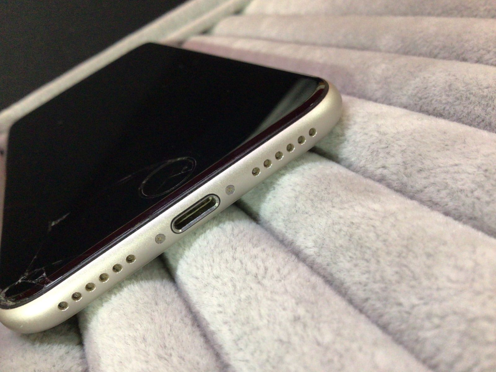iPhone SE 128GB 第3世代 ジャンク品 (画面割れ) - メルカリ