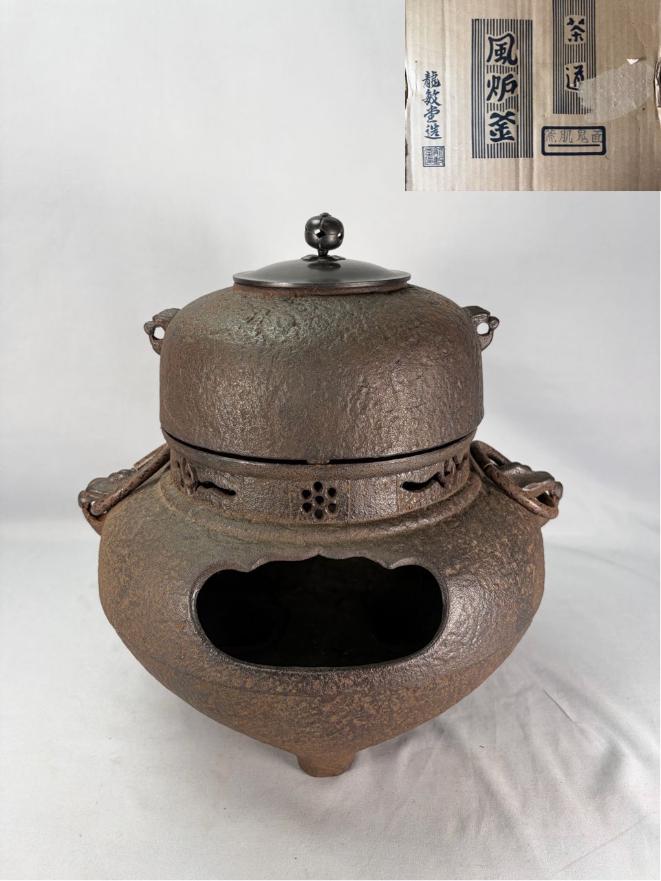 茶道具　風炉釜　龍敏堂　荒肌鬼面 茶道具】龍敏堂造 荒肌鬼面鉄風炉 風炉釜 茶釜 釜422 - メルカリ