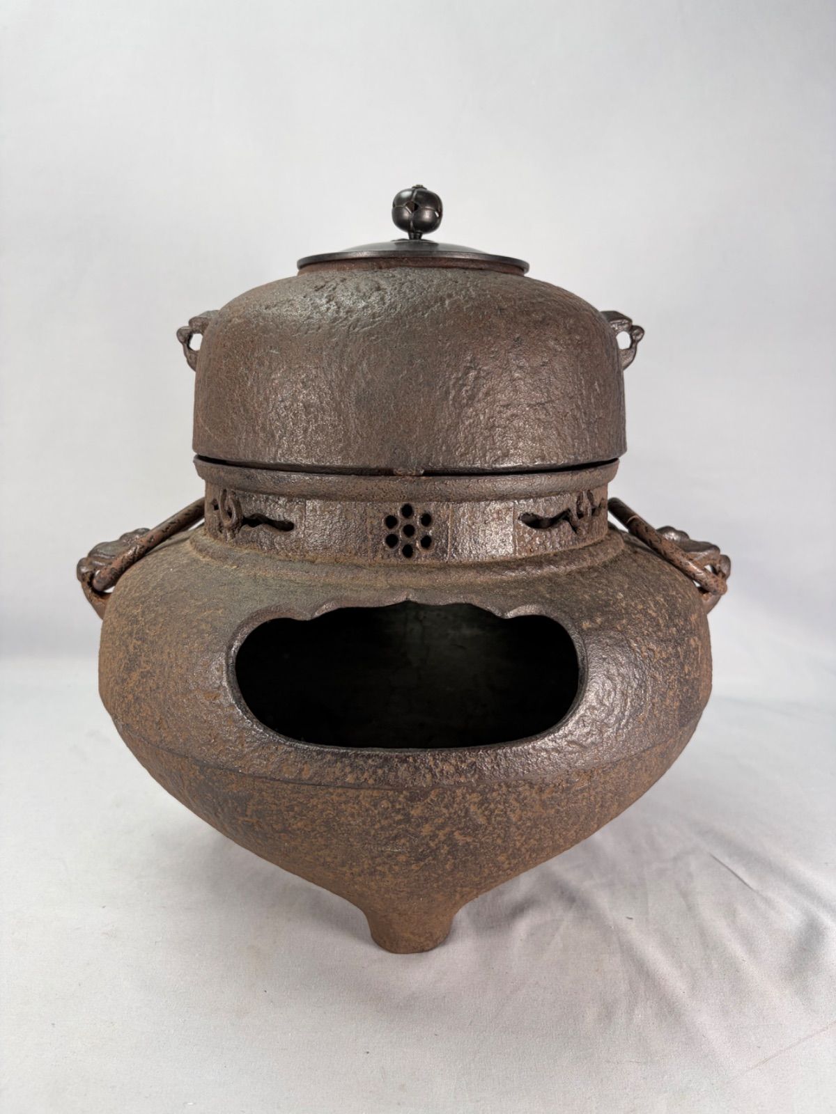 美品 風炉釜 龍敏堂造 龍敏堂 茶道具】龍敏堂造 荒肌鬼面鉄風炉 風炉釜 茶釜 釜422 - メルカリ
