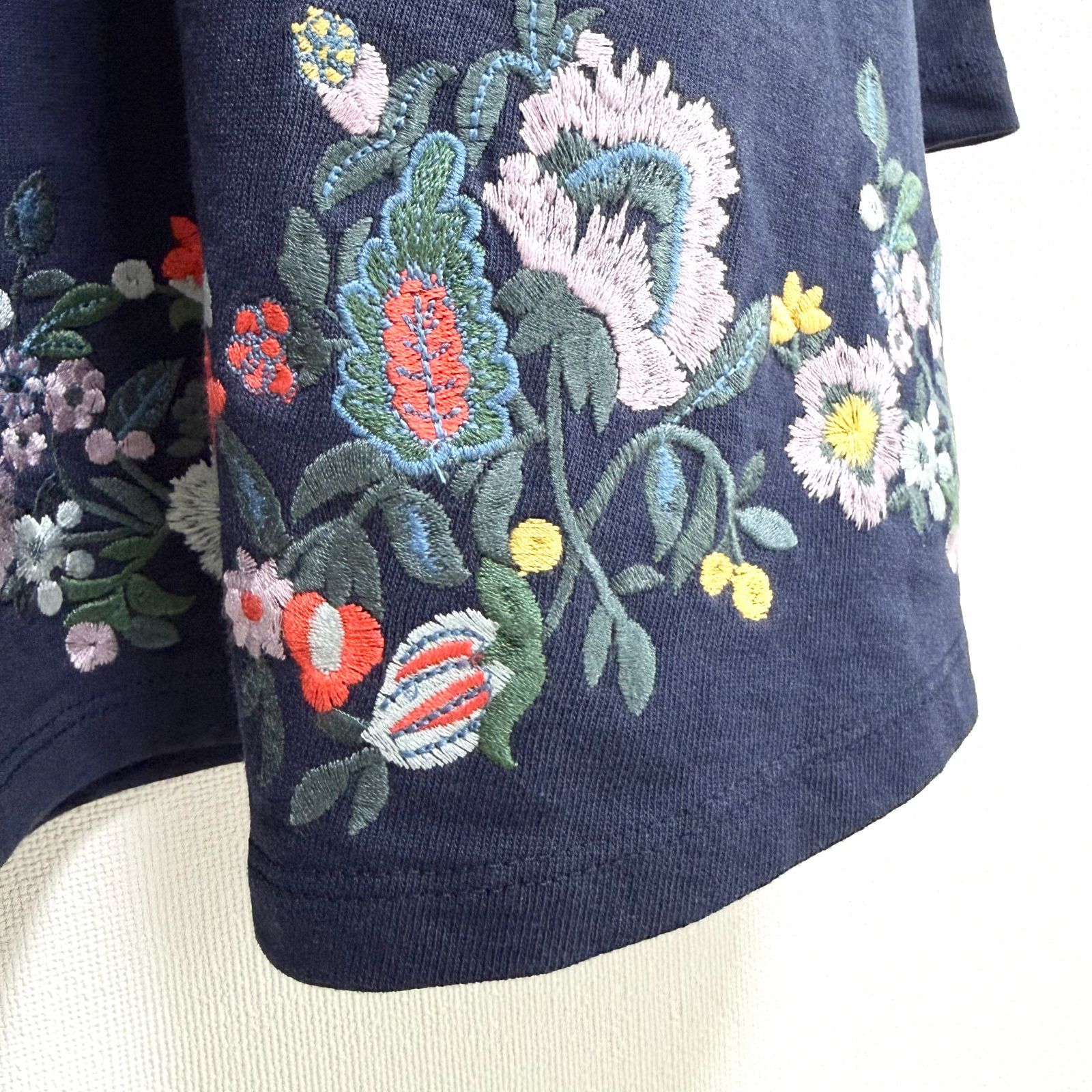 ビアズリー　新品未使用　後ろ刺繍ニット BEARDSLEY ビアズリー 後ろ刺繍カットソー ネイビー系 バック刺繍 花柄