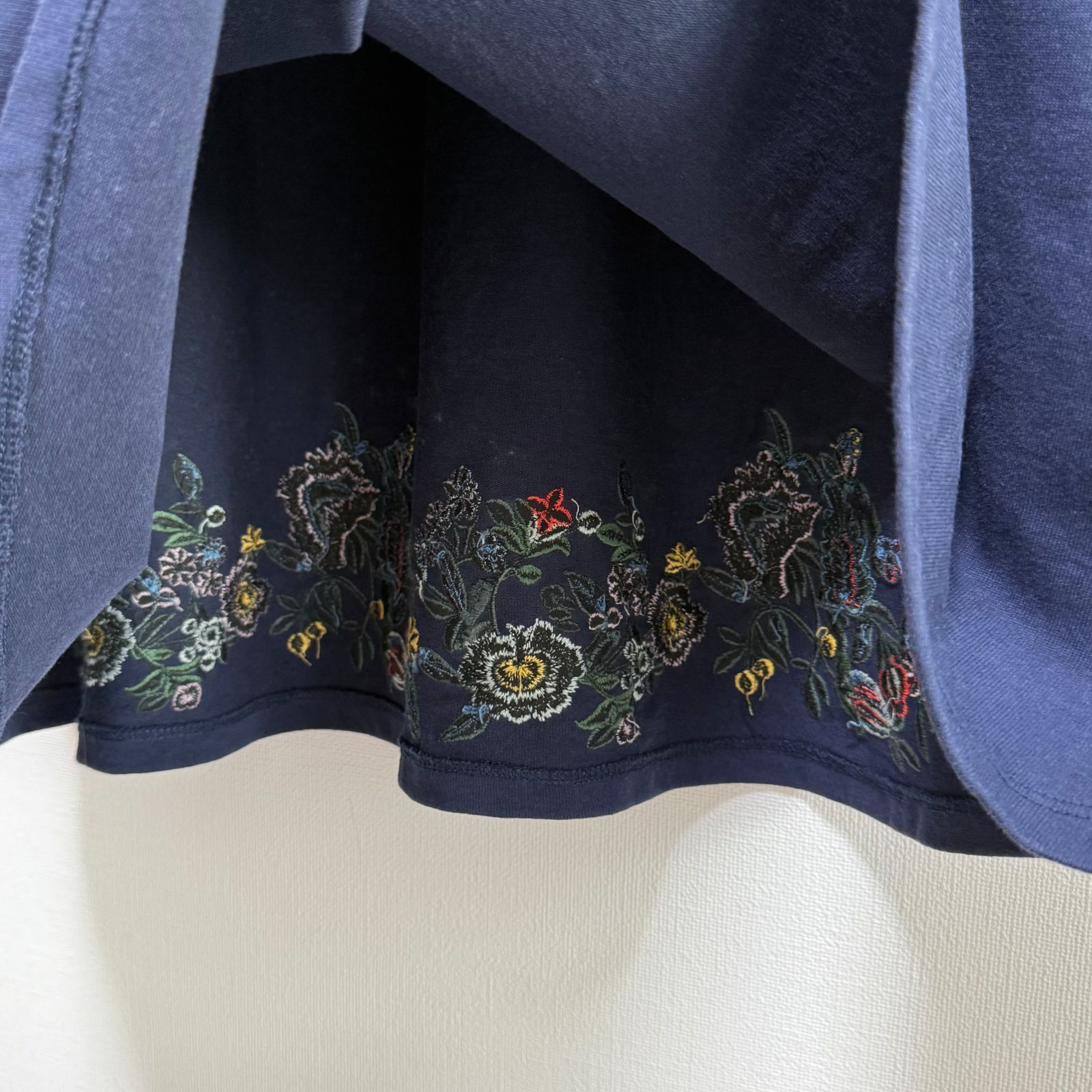 BEARDSLEY ビアズリー 後ろ刺繍カットソー ネイビー系 バック刺繍 花柄