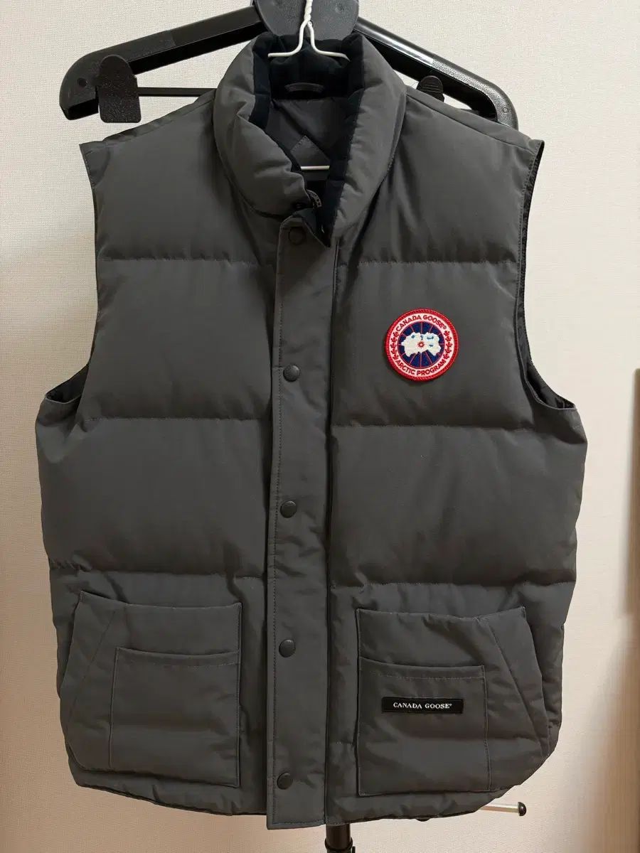 Canada Goose(カナダグース) ダウンベスト グレー (S) - メルカリ
