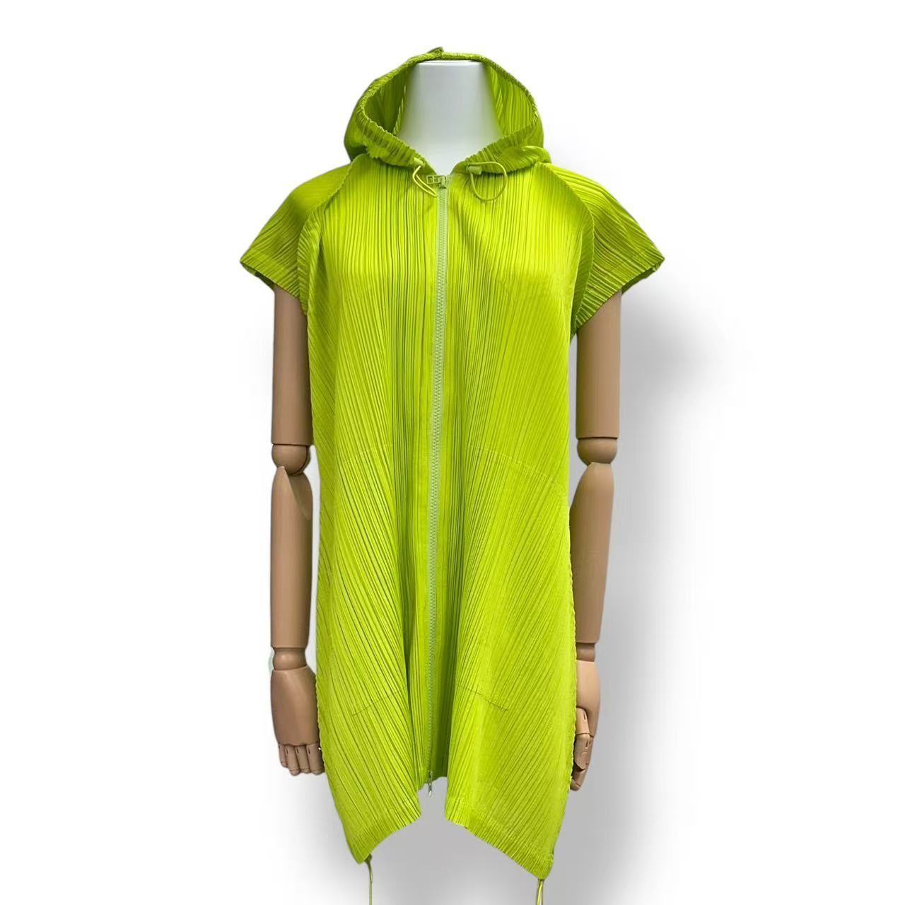 新品同様 ISSEY MIYAKE イッセイミヤケ PLEATS PLEASE プリーツプリーズ フードトップス グリーン サイズ3 新品同様 ISSEY MIYAKE イッセイミヤケ PLEATS PLEASE プリーツ