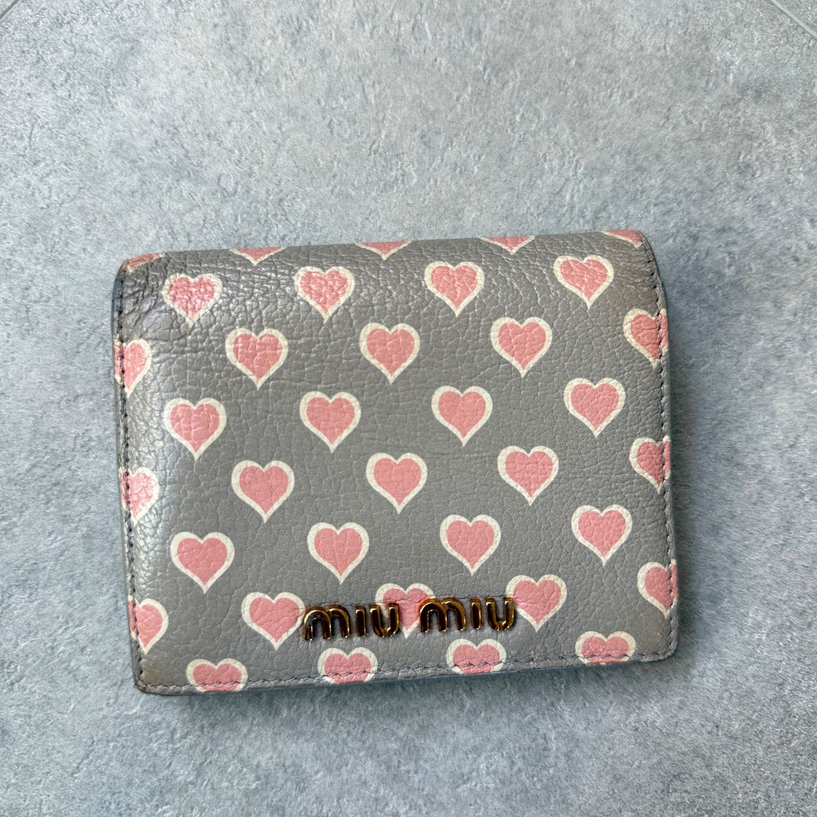 miumiu マドラスレザー ハート 二つ折り財布 グレー ピンク MIU MIU ミュウミュウ 二つ折り財布 総柄 ハート マドラスレザー