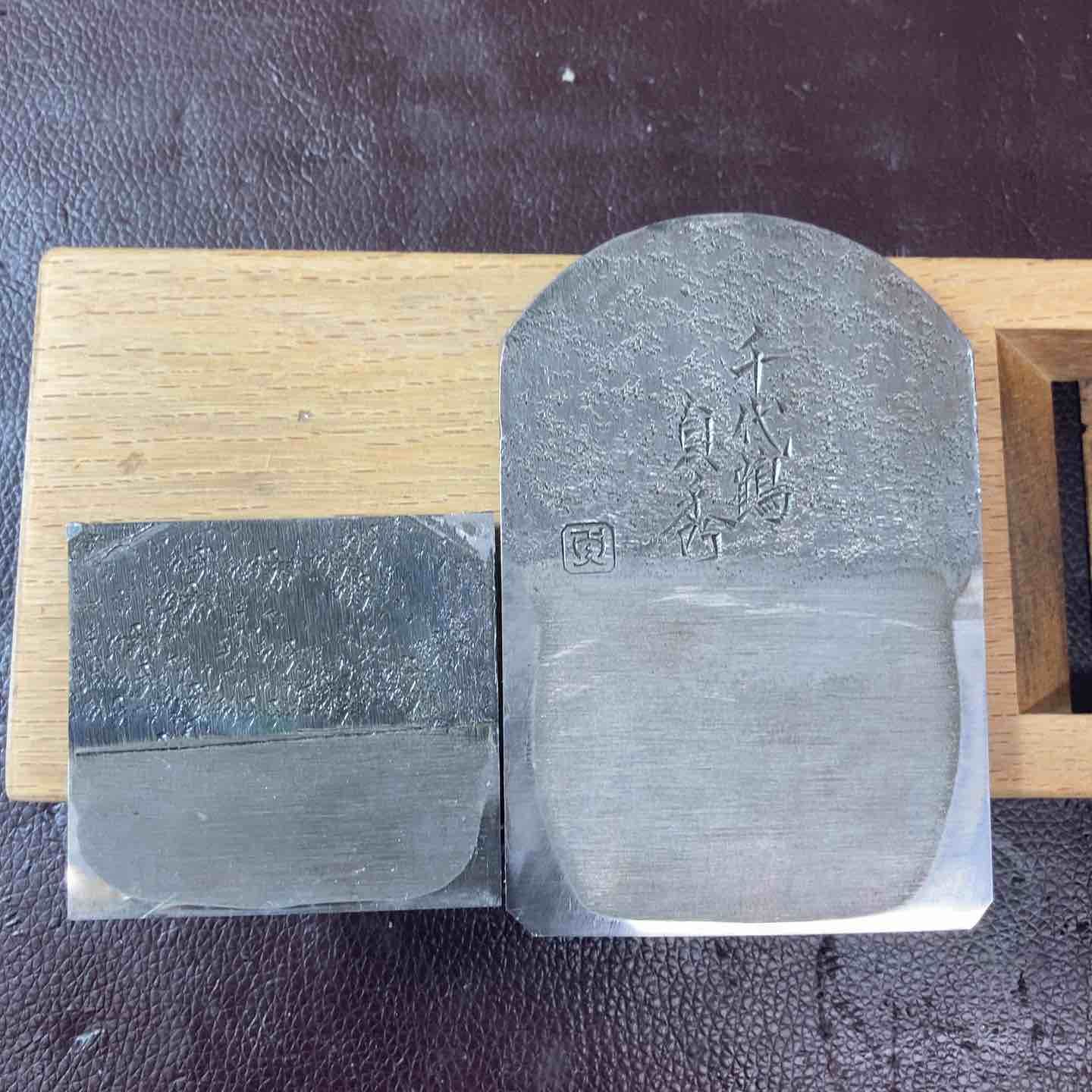 中古品】 鉋(かんな) 二代目千代鶴貞秀 作 鑿・大工道具 骨董品 【東大 