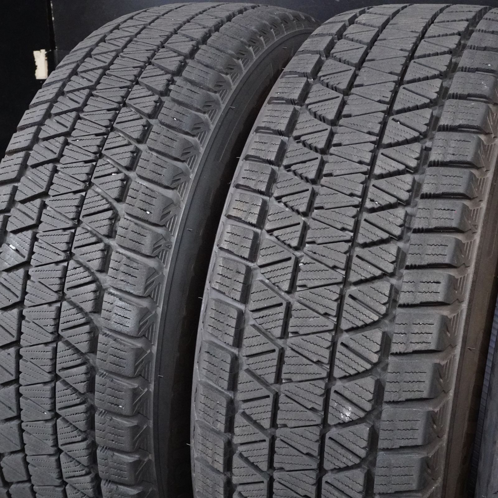 22年製 バリ山 ブリヂストン BLIZZAK DM-V3 225/60R18 4本 