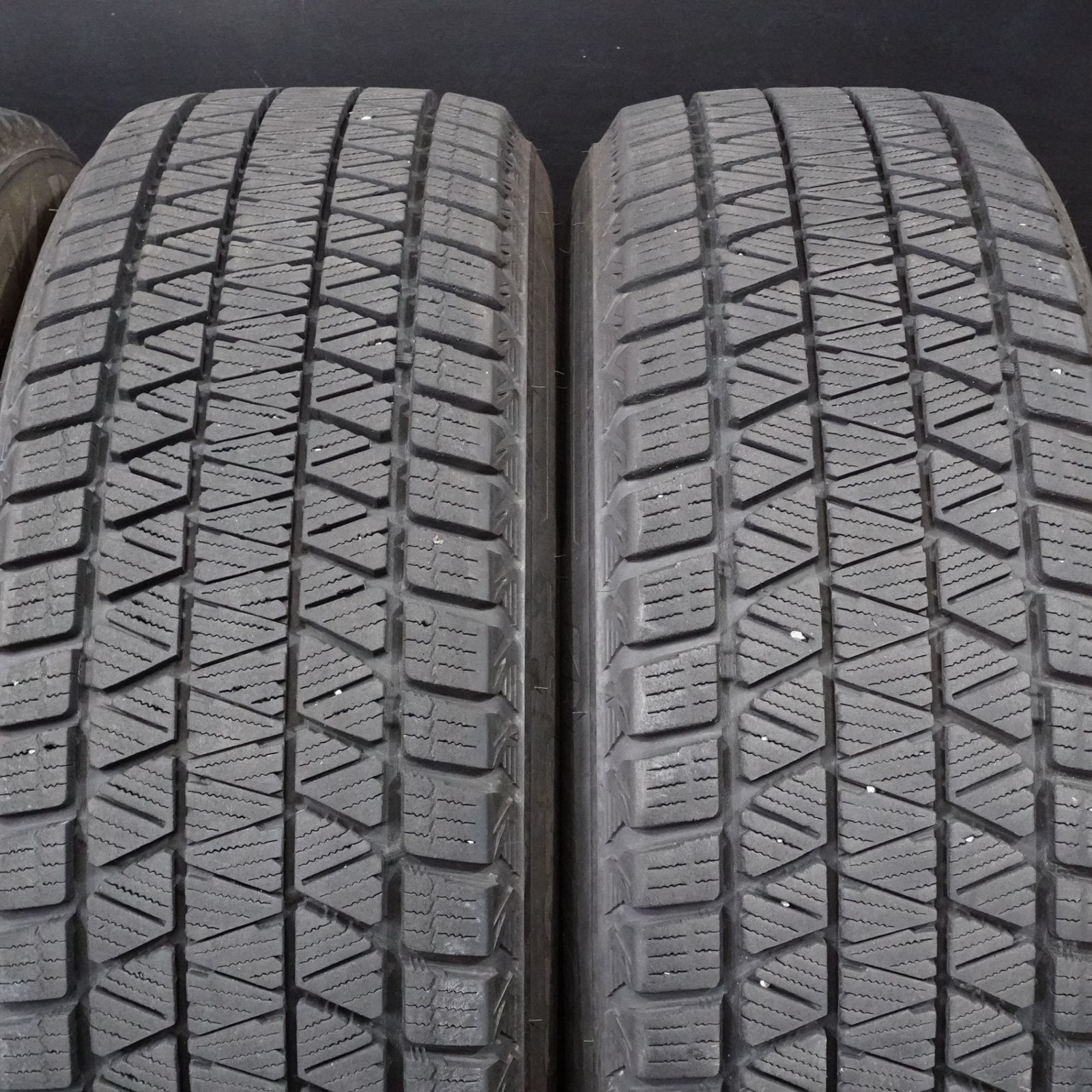 22年製 バリ山 ブリヂストン BLIZZAK DM-V3 225/60R18 4本 
