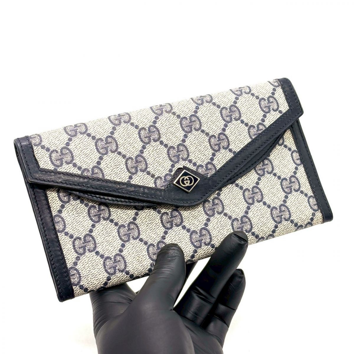 静謐に刻む伝統】 GUCCI 長財布 GGスプリーム レター型 ダブルフラップ 