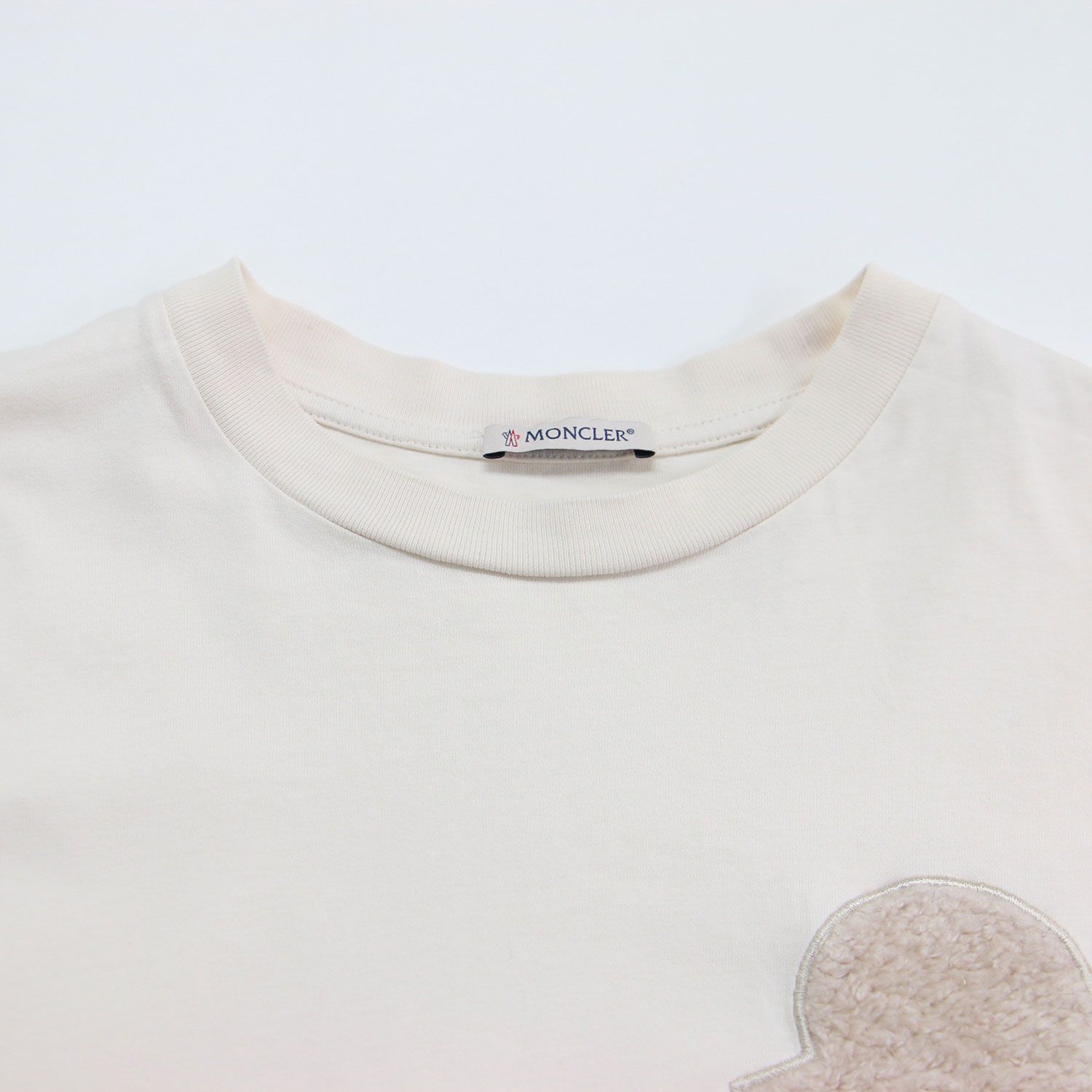 【美品】MONCLER モンクレール Tシャツ アイボリー サイズ:XS | 25秋冬 テディワッペン ロングスリーブ Tシャツ / カットソー 長袖 クルーネック コットン | トップス 【レディース】【中古】 MONCLER - 【美品】MONCLER モンクレール Tシャツ アイボリー サイズ