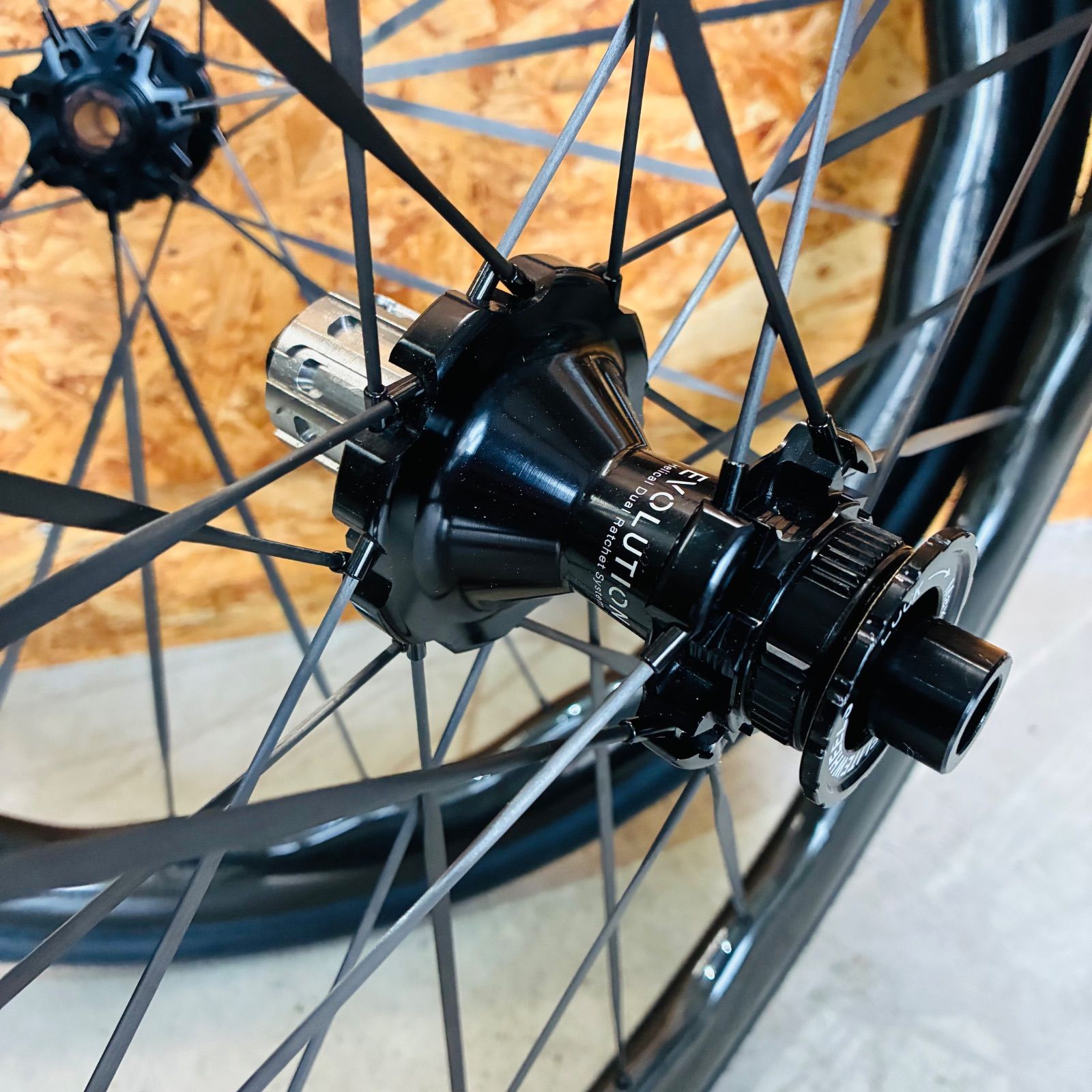 美品】 ELITEWHEELS DRIVE HELIX 46D CS DISC カーボンホイール 700