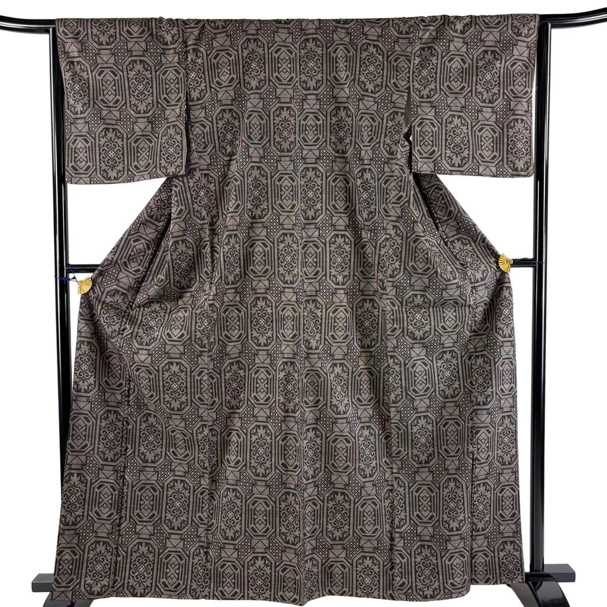【美品】 大島紬 身丈158.5cm 裄丈66cm 正絹 逸品 【中古】 大島紬 身丈158cm 裄丈63cm S 袷 純泥染 証紙あり 樹木 滝 焦茶色 正絹