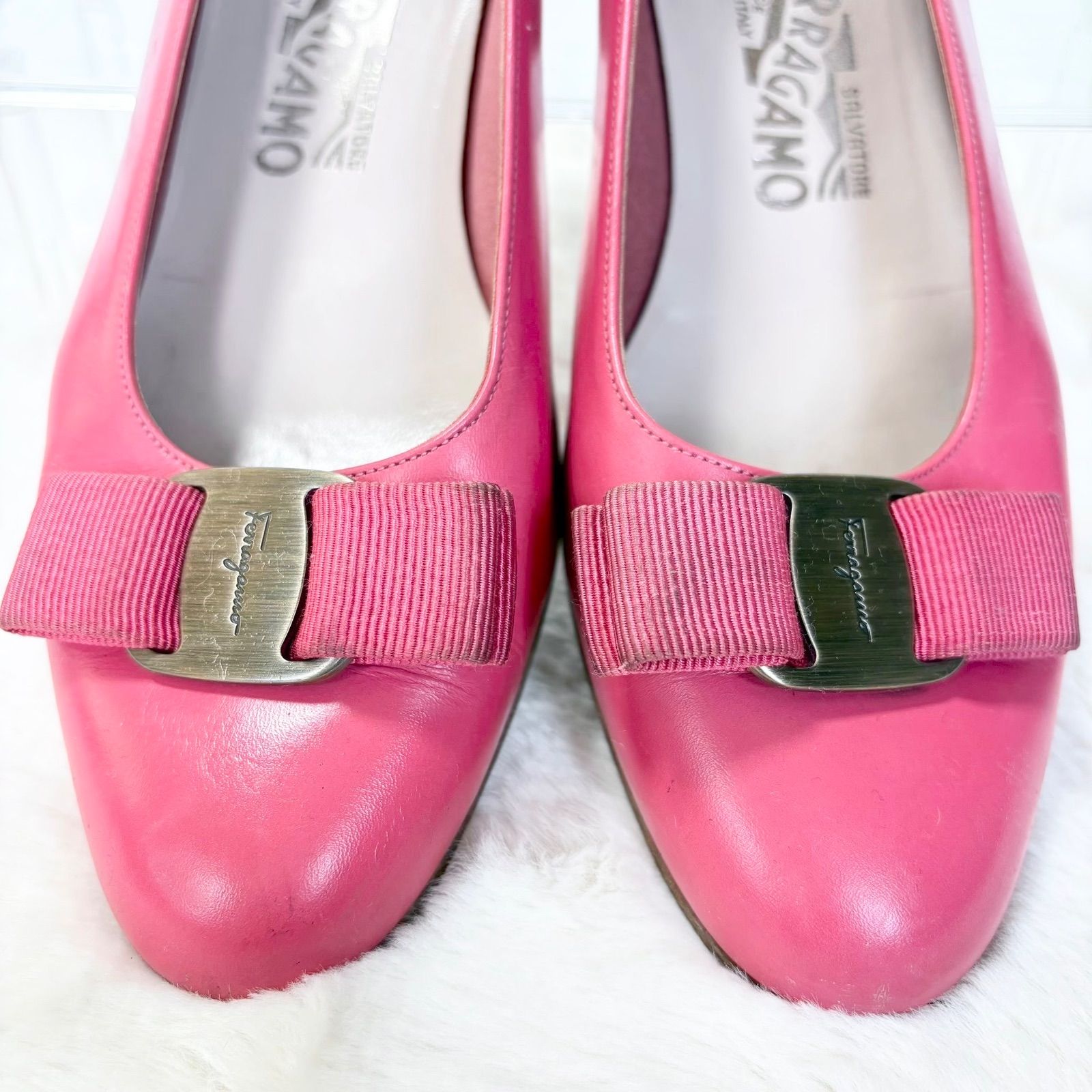 Salvatore Ferragamo フェラガモ ヴァラ ラウンドトゥ パンプス 
