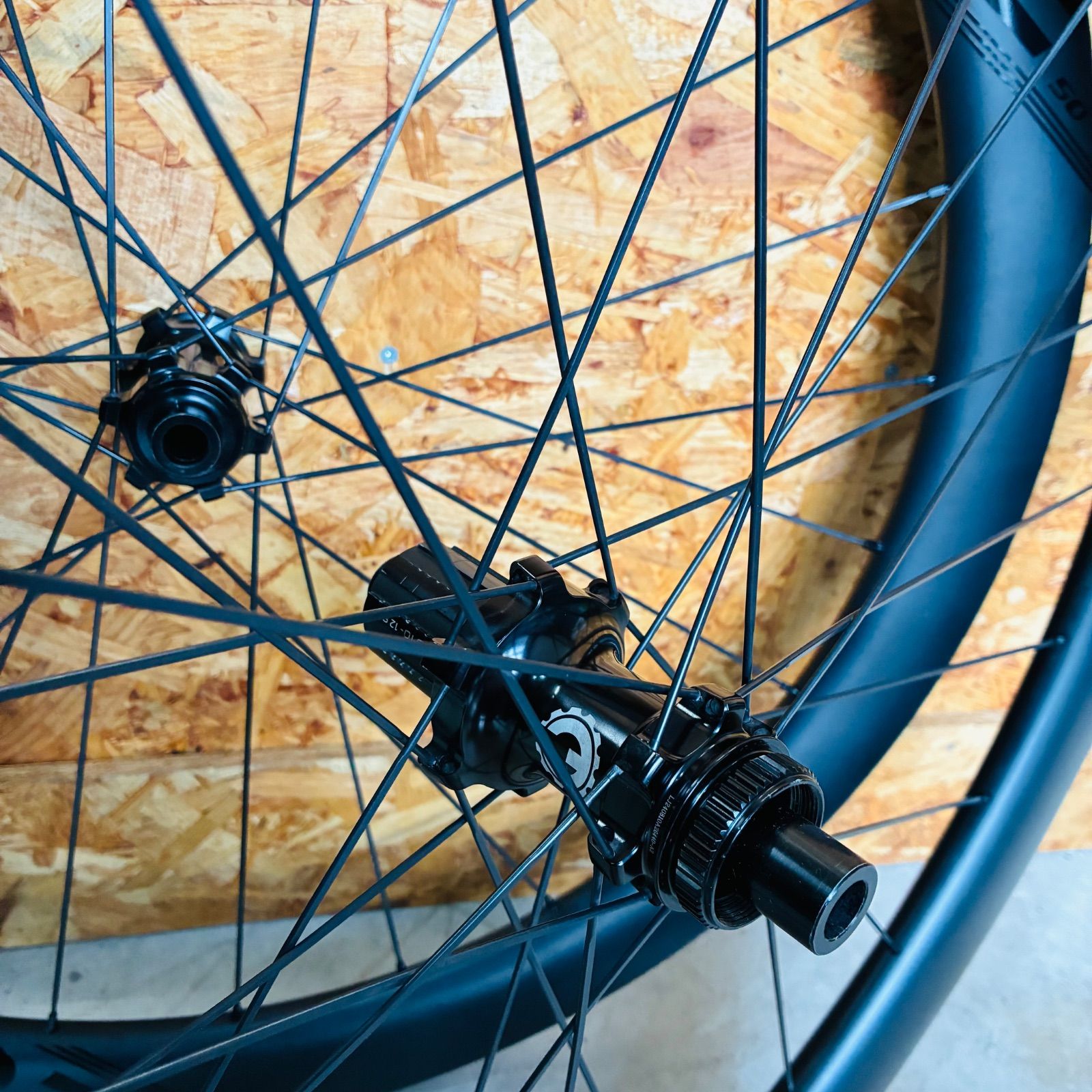 中古品】 ELITEWHEELS EDGE 50 DISC カーボンホイール 700×21C シマノ