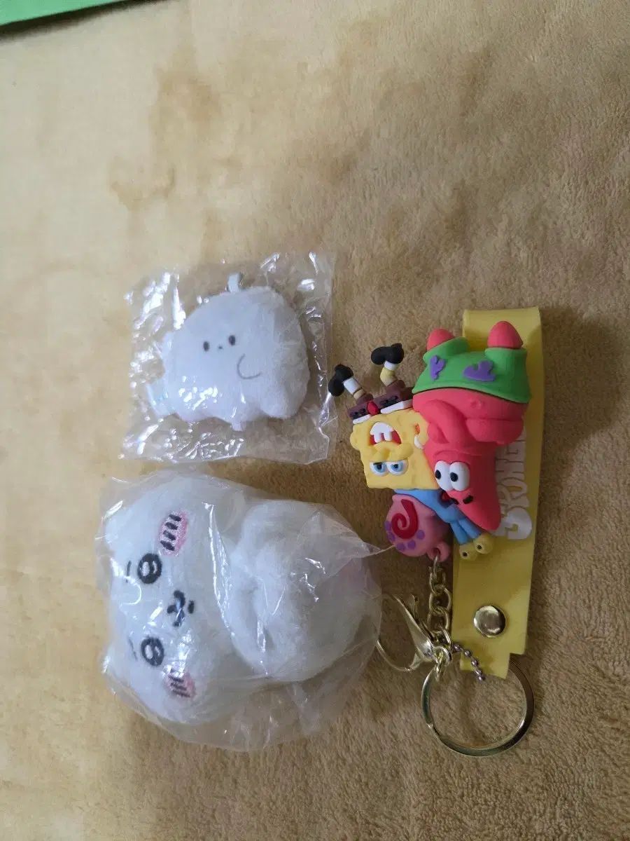 キーホルダー ぬいぐるみ (スポンジボブ、ちいかわ)