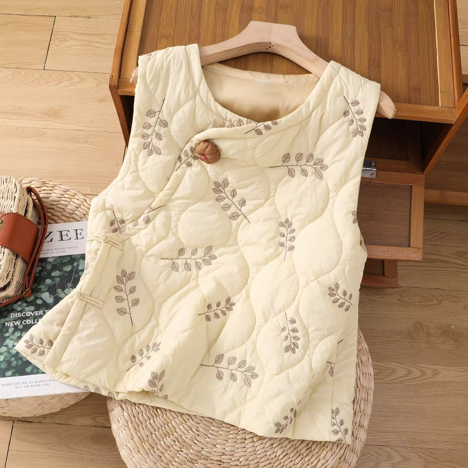 レディース ベスト ダウン アウター 袖なし チャイナ 襟なし 刺繍 中綿 アジアン 花柄 秋 冬 M L XL ベージュ ベージュ　XL レディースファッション トップス ジレ ベージュ XL