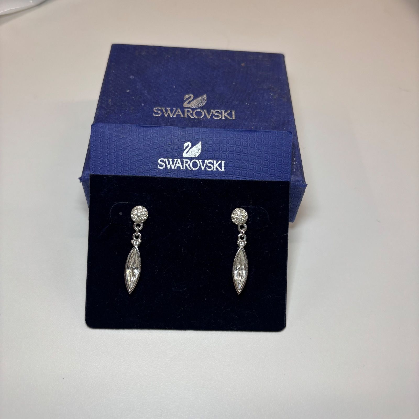b) スワロフスキー SWAROVSKI クリスタルドロップ ピアス /1004 - メルカリ
