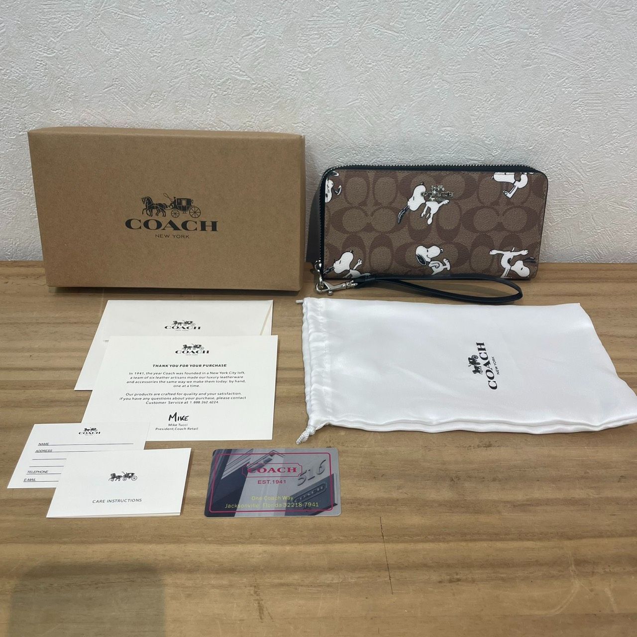 成】極美品!! COACH コーチ スヌーピーコラボ柄 ラウンドジップ長財布 