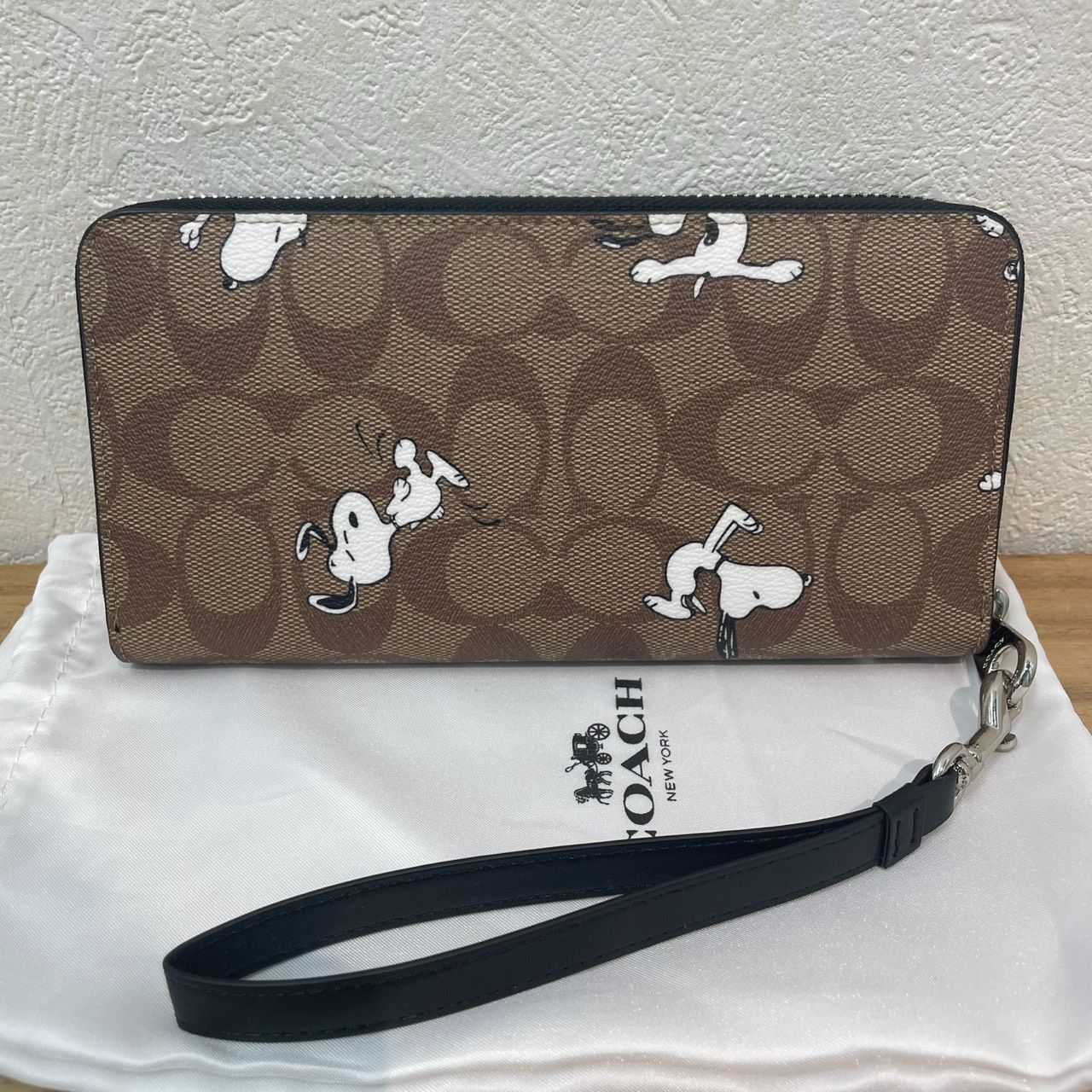 成】極美品!! COACH コーチ スヌーピーコラボ柄 ラウンドジップ長財布 