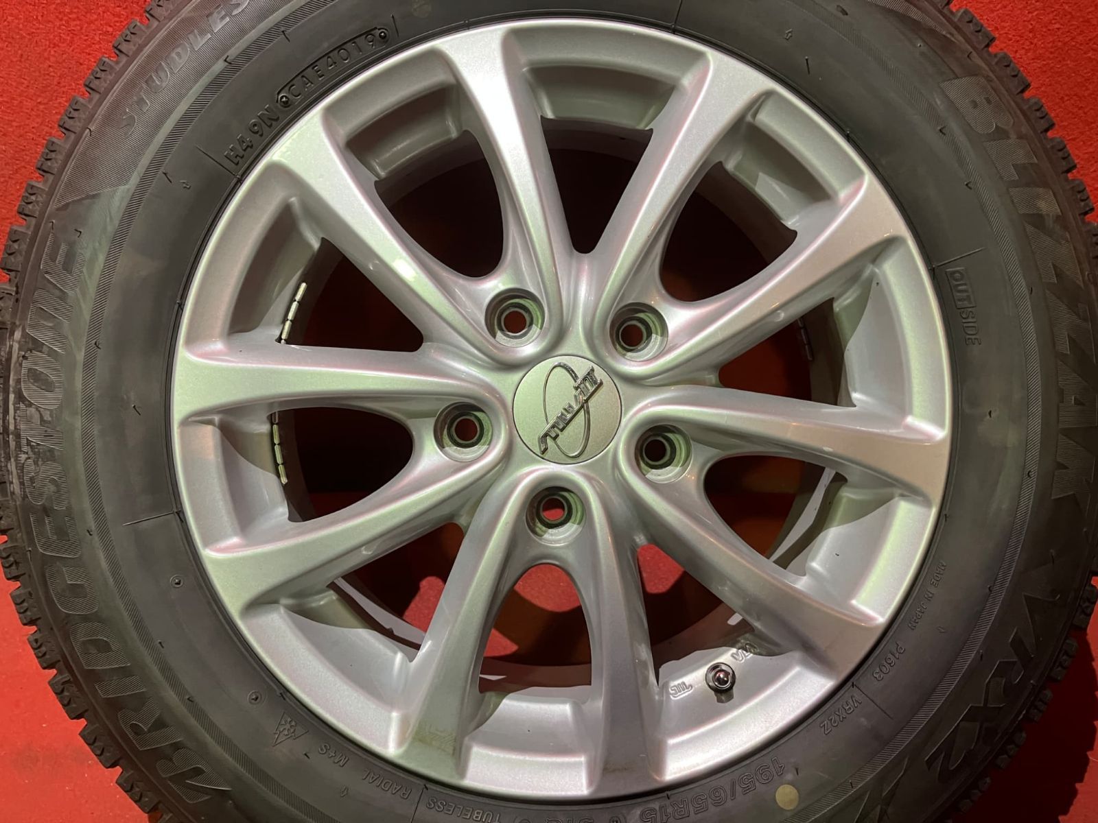 中古スタッドレスタイヤホイールセット【195/65R15 BRIDGESTONE VRX2 