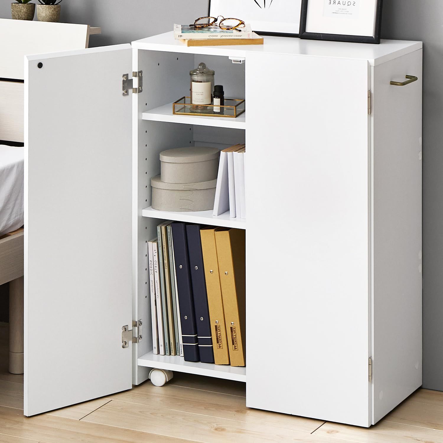 萩原 本棚 扉付き 推し活 隠して 収納 コミック 最大216冊 隠しキャスター付き 可動棚 幅60 ホワイト VKB-7277WH ffef0082