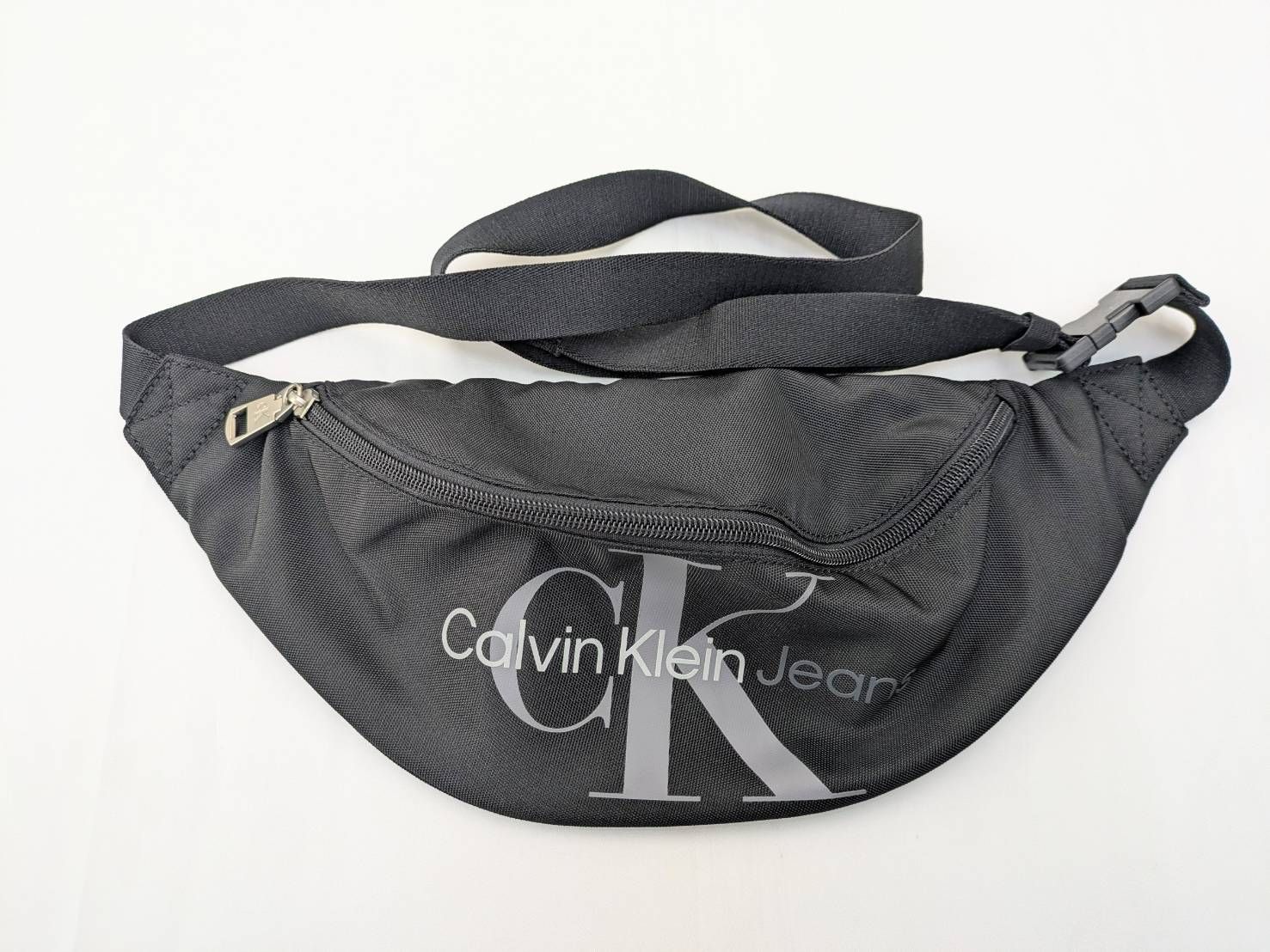 N 処分価格【美品】Calvin Klein Jeans カルバンクライン ボディバッグ 