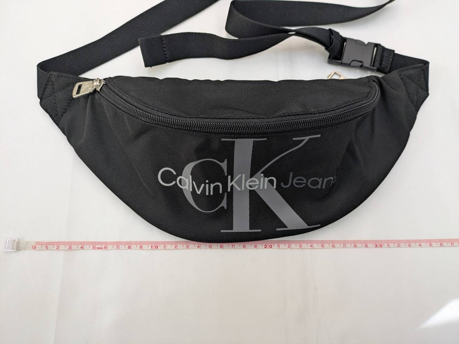 N 処分価格【美品】Calvin Klein Jeans カルバンクライン ボディバッグ 