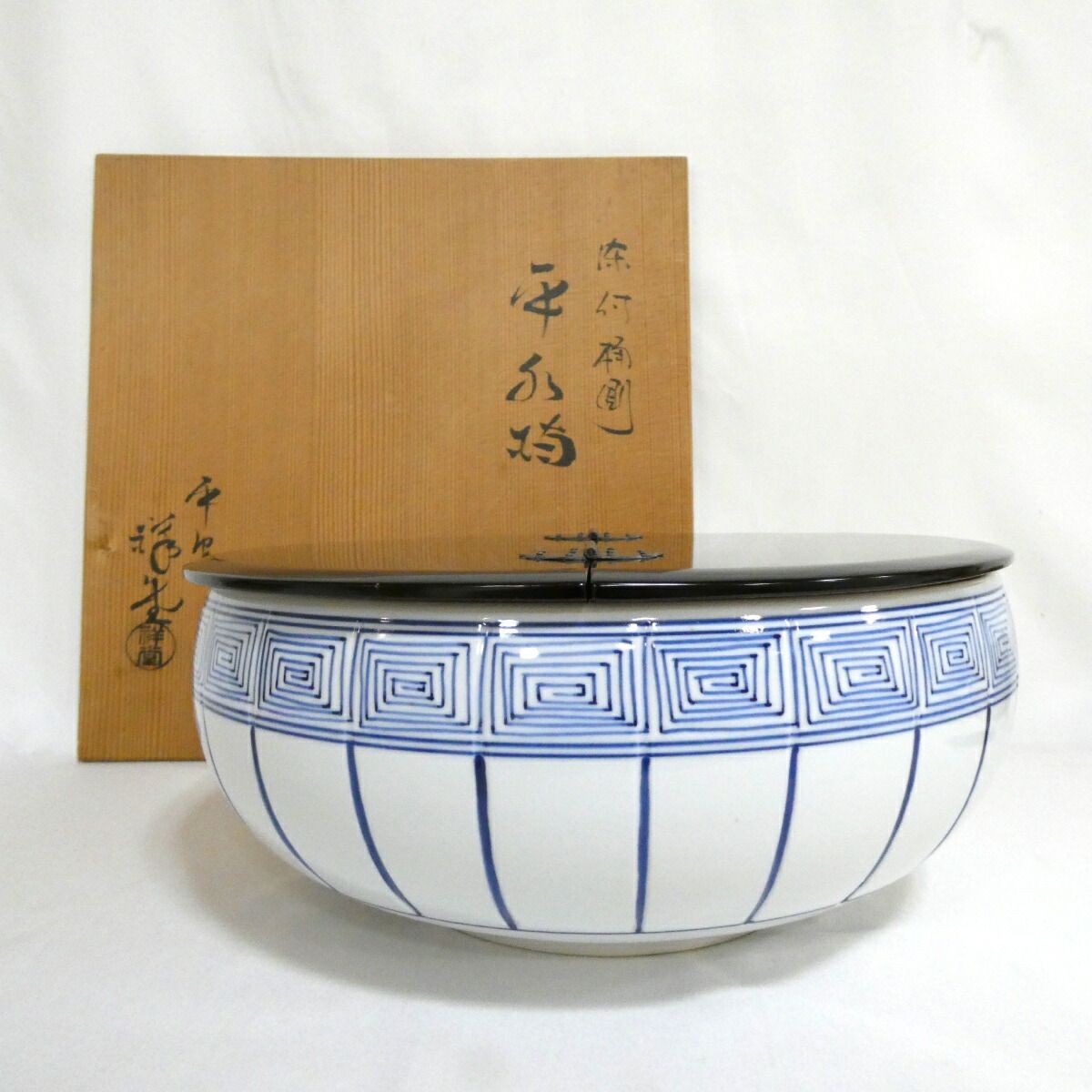 Ｐ３２４　水指　『平安　手塚玉堂造』『染付赤絵』『六角水指』　共箱　茶道具 P324 水指 『平安 手塚玉堂造』『染付赤絵』『六角水指』 共箱