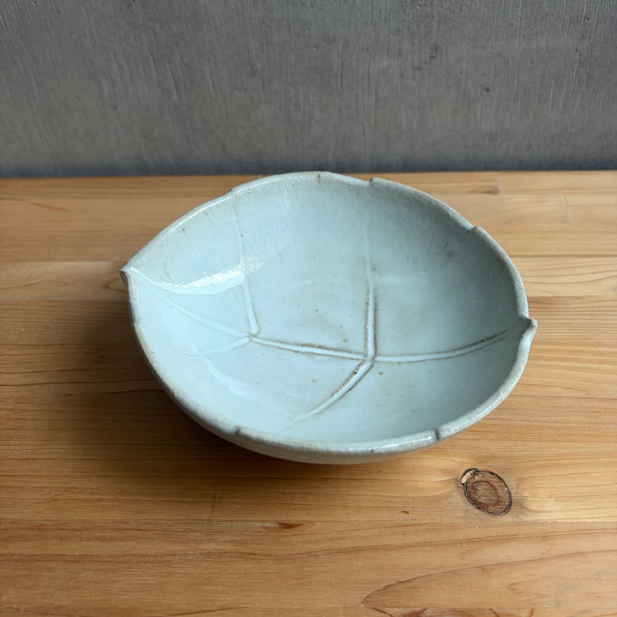 上野焼 渡窯季節を盛る木の葉の器 白釉変形深皿 向付・中鉢 自然 上野焼 渡窯季節を盛る木の葉の器 白釉変形深皿 向付・中鉢 自然