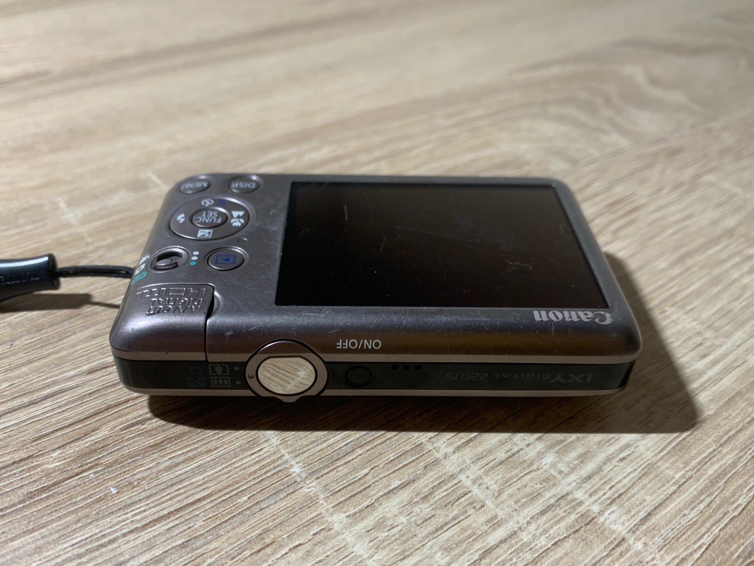 9639 Canon IXY DIGITAL 220 IS ブラウン デジカメ ジャンク品【ネ】