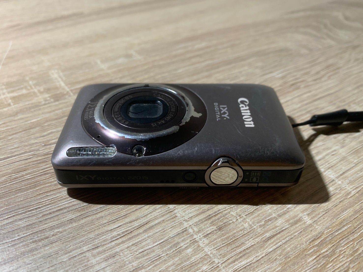 9639 Canon IXY DIGITAL 220 IS ブラウン デジカメ ジャンク品【ネ】