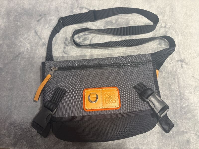 バッグ ロエベ ミリタリー メッセンジャーバッグ XS LOEWE - カーキ
