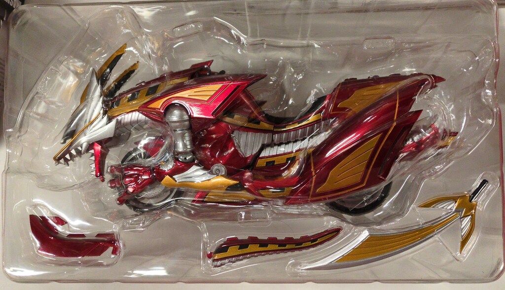 バンダイ S.H.Figuarts 仮面ライダー龍騎 仮面ライダー龍騎サバイブ
