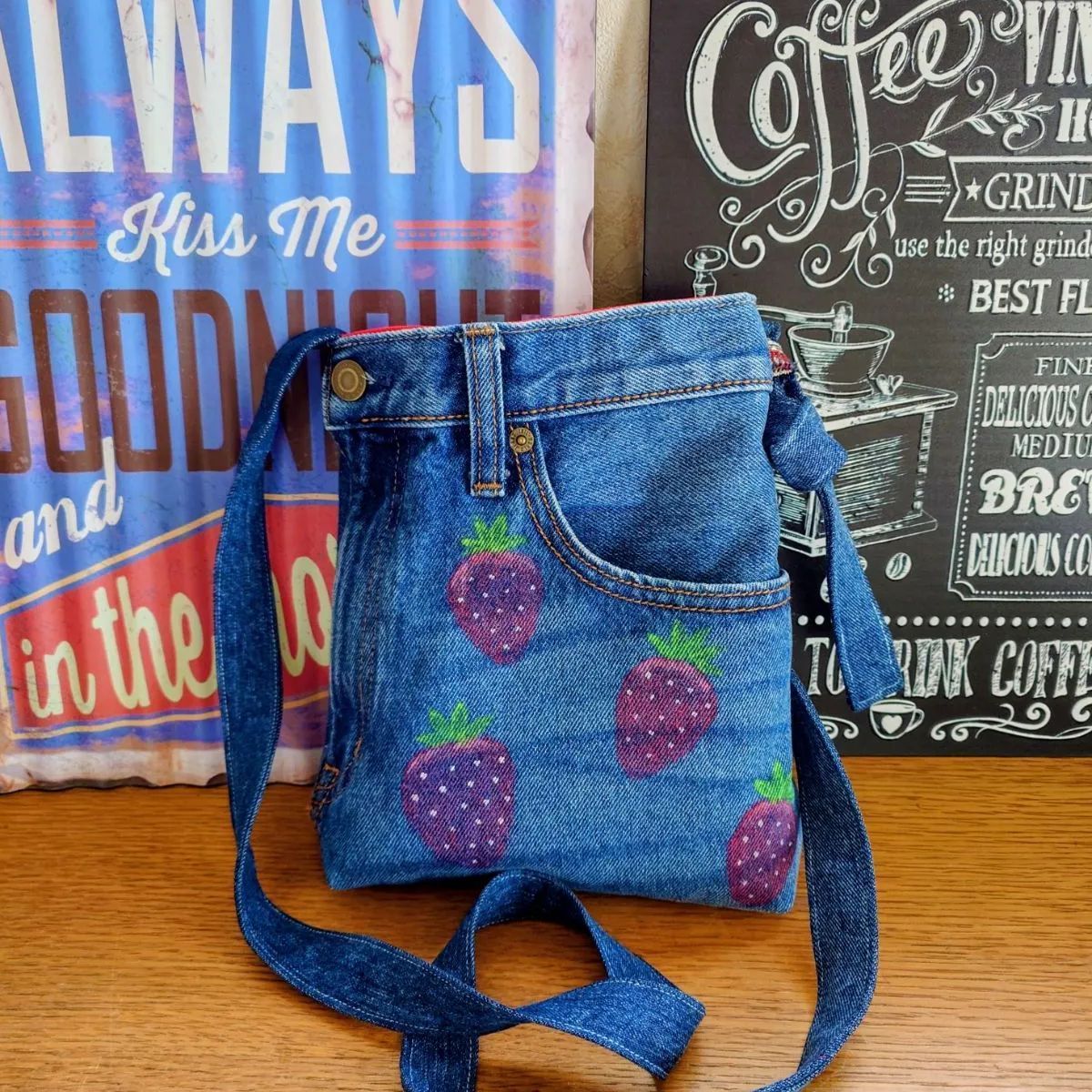 92☆USEDダメージデニムリメイク☆サコッシュ☆イチゴペイント 