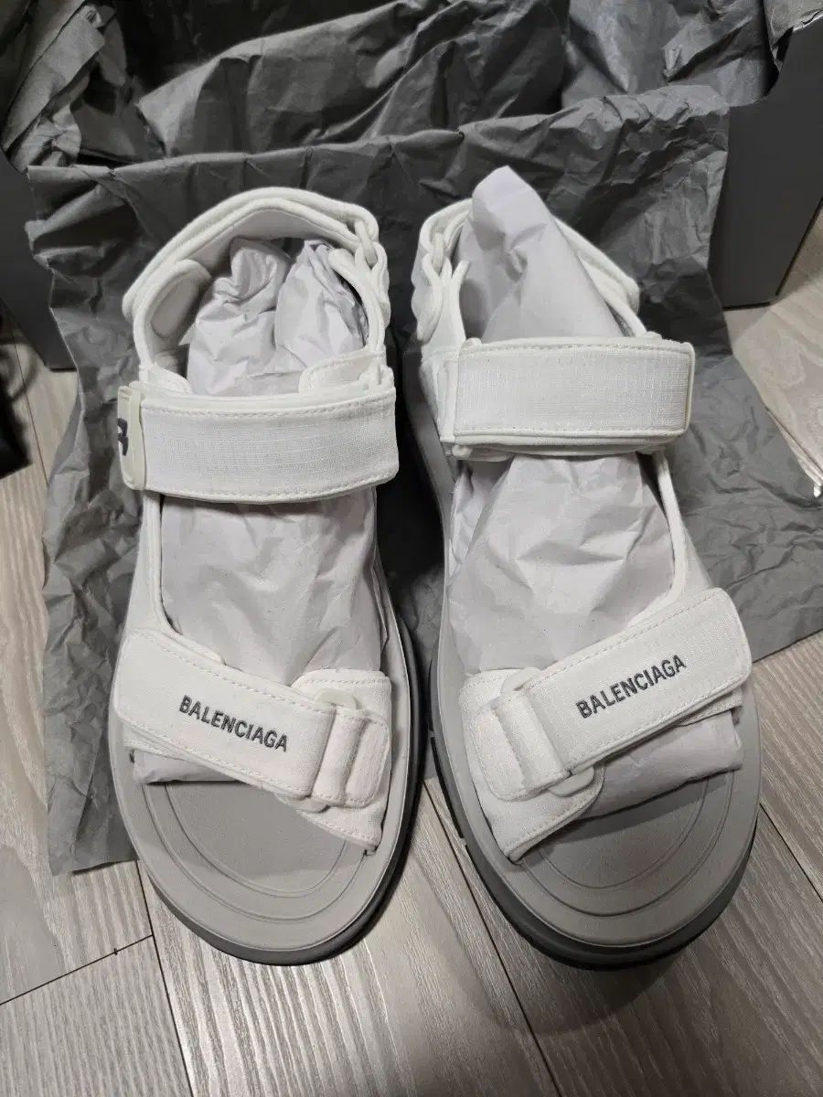 バレンシアガ ツーリスト サンダル 白 EU 41 - メルカリ バレンシアガ ツーリスト サンダル 白 EU 41 - メルカリ