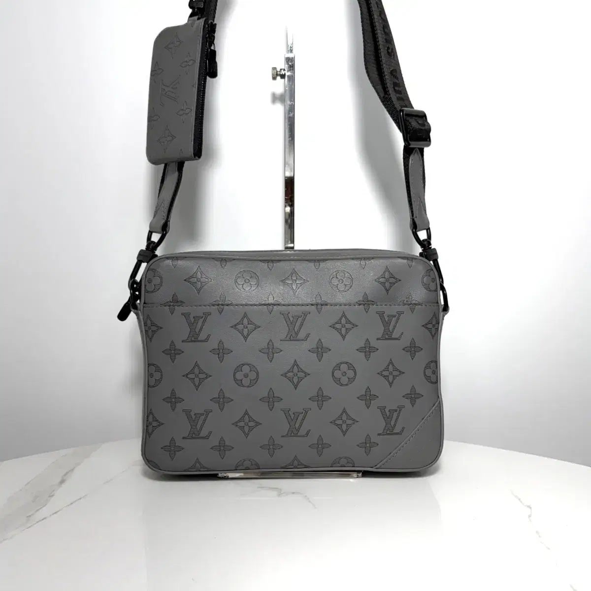 Louis Vuitton ルイヴィトン シャドウ デュオ メッセンジャーバッグ 