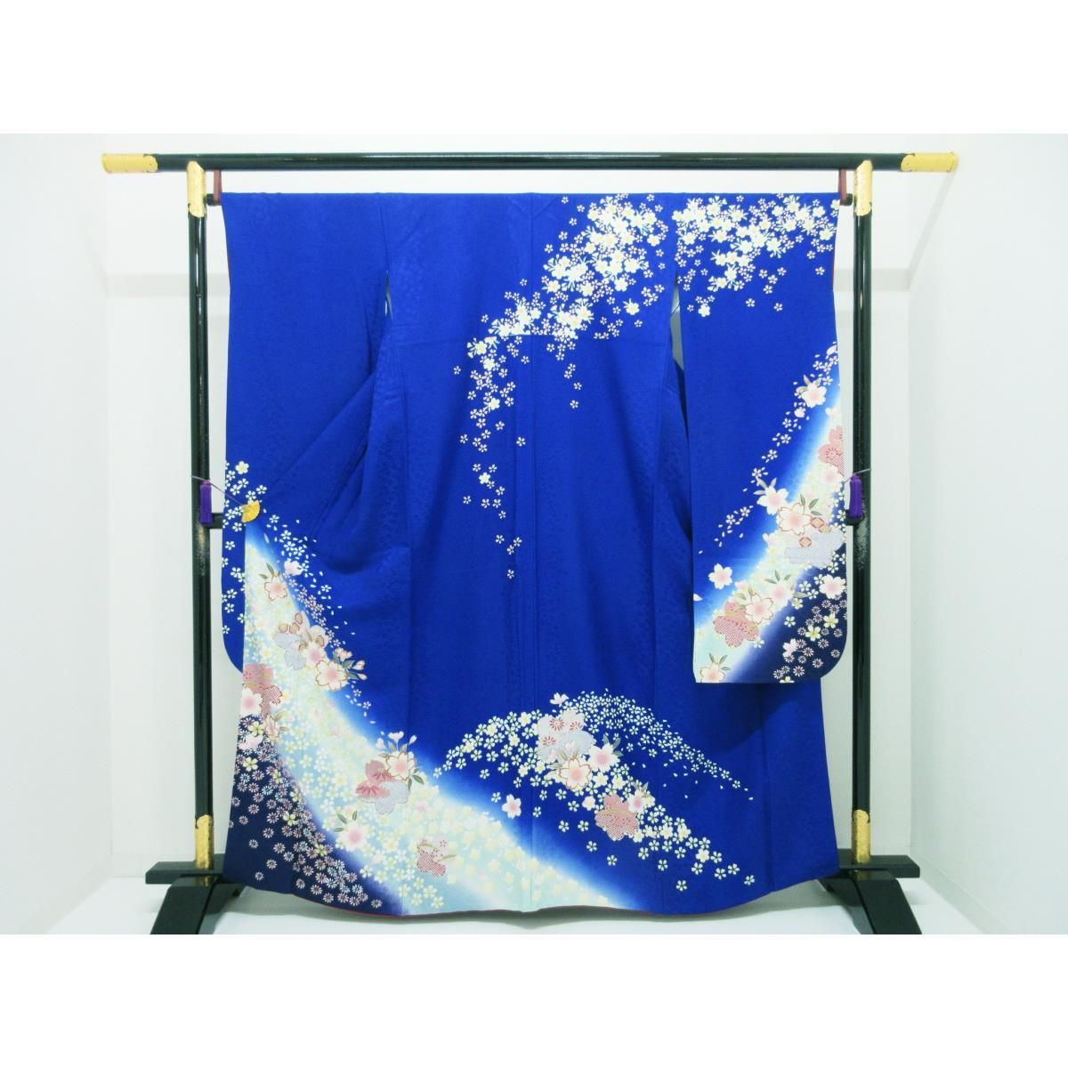 振袖　友禅金彩加工　刺繍入りボカシ染 振袖 銀通しボカシ染 友禅金彩加工 刺繍入り - メルカリ