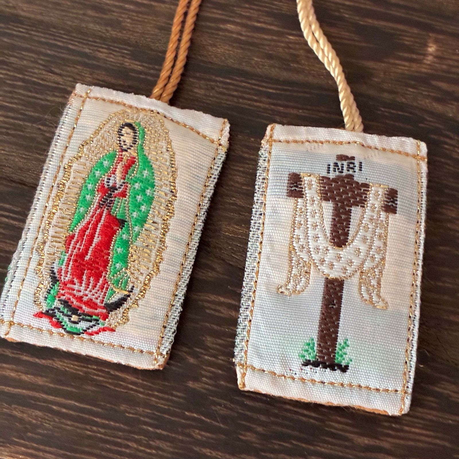 エスカプラリオ 刺繍《グアダルーペマリアとクロス・ベージュ ESC-2602
