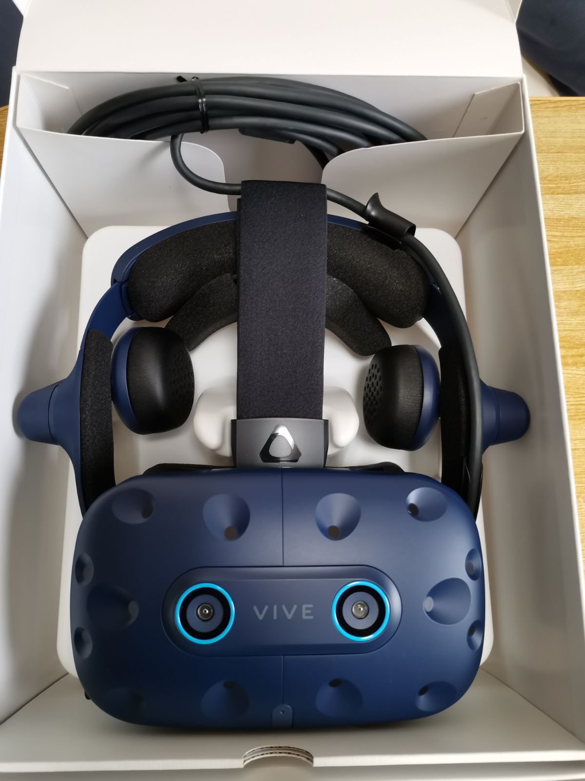 未使用 HTC VIVE Pro Eye HMD ヘッドマウントディスプレイ 単体 外箱 