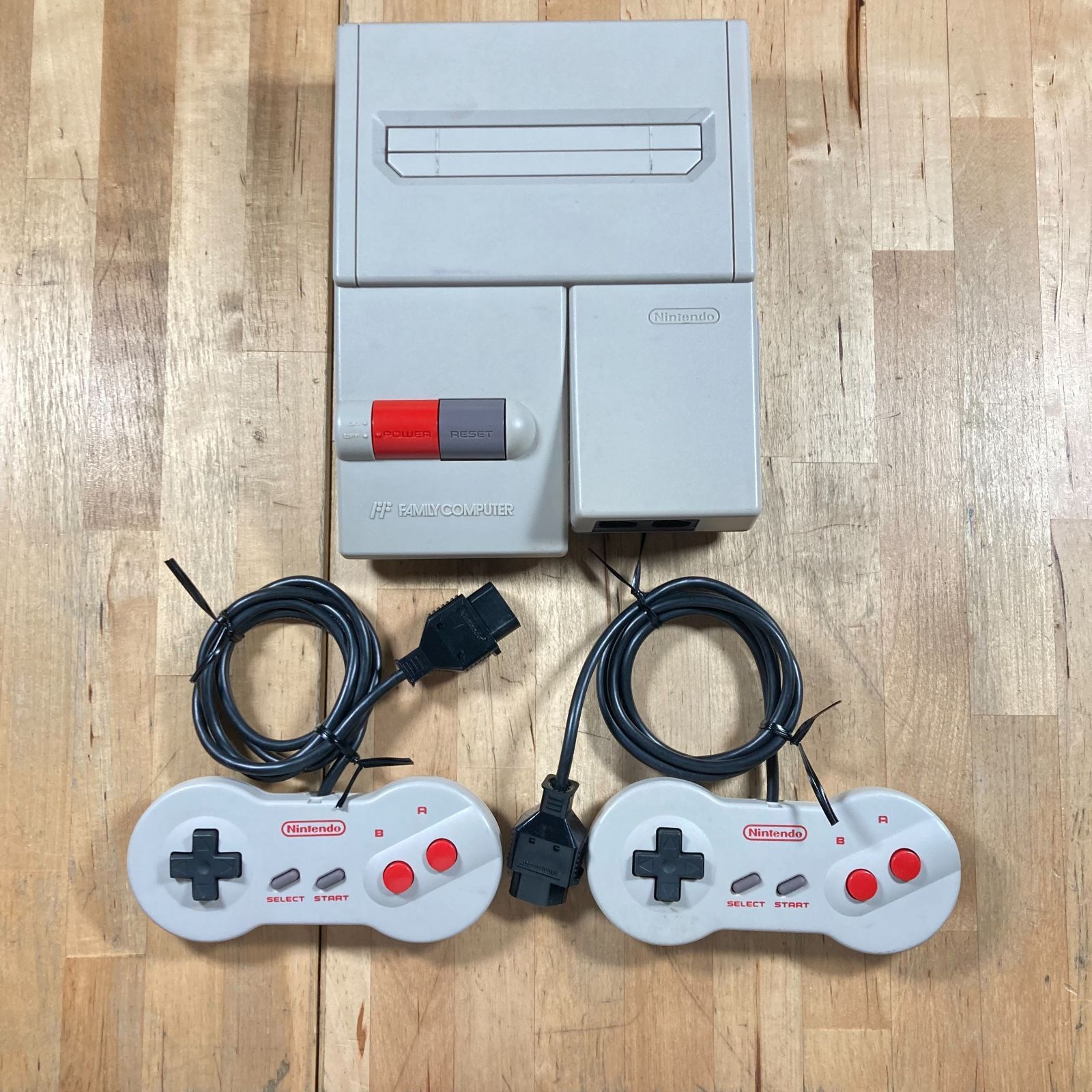 Nintendo ニューファミコン HVC-101 コントローラー2個 - メルカリ