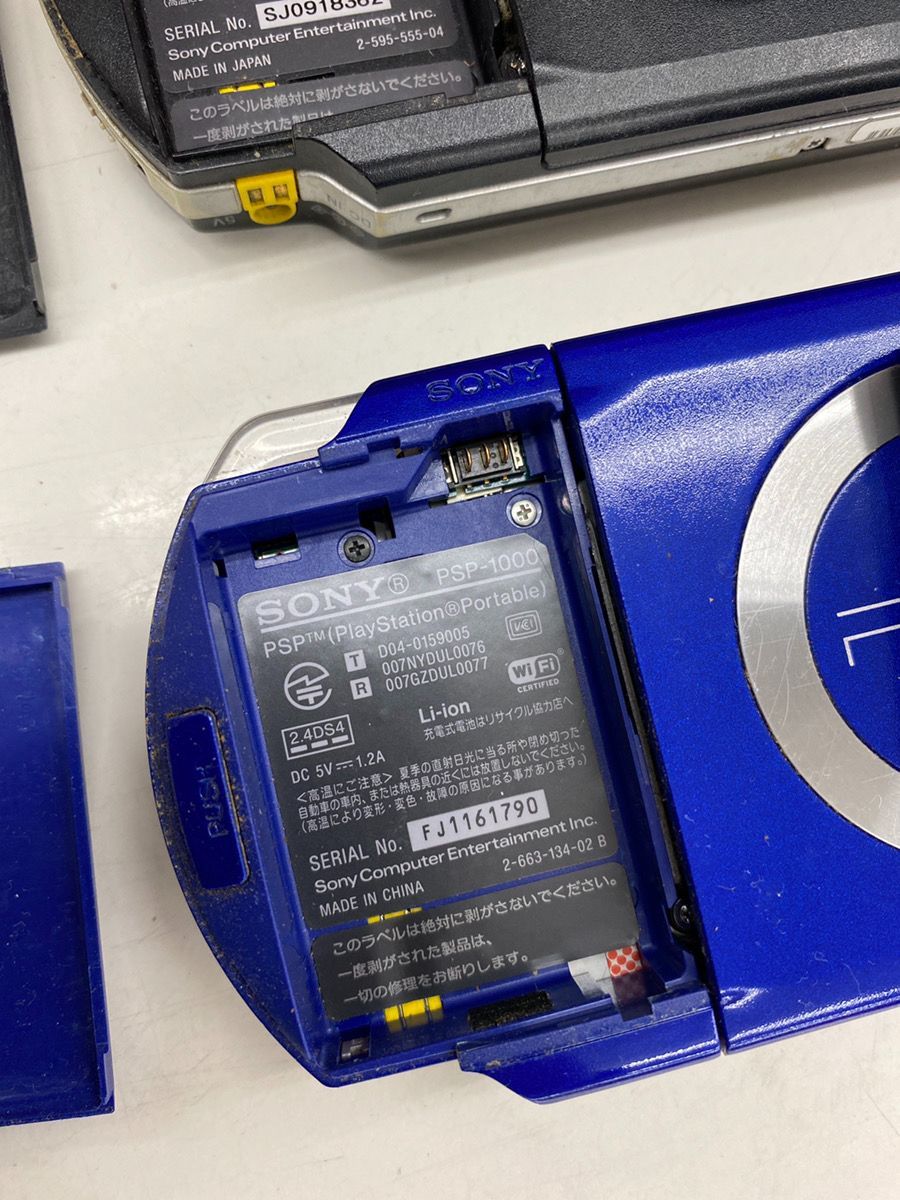 プレイステーションポータブル PSP 2台 使えますがケーブル繋いだまま プレイステーションポータブル PSP 2台 使えますがケーブル繋いだまま