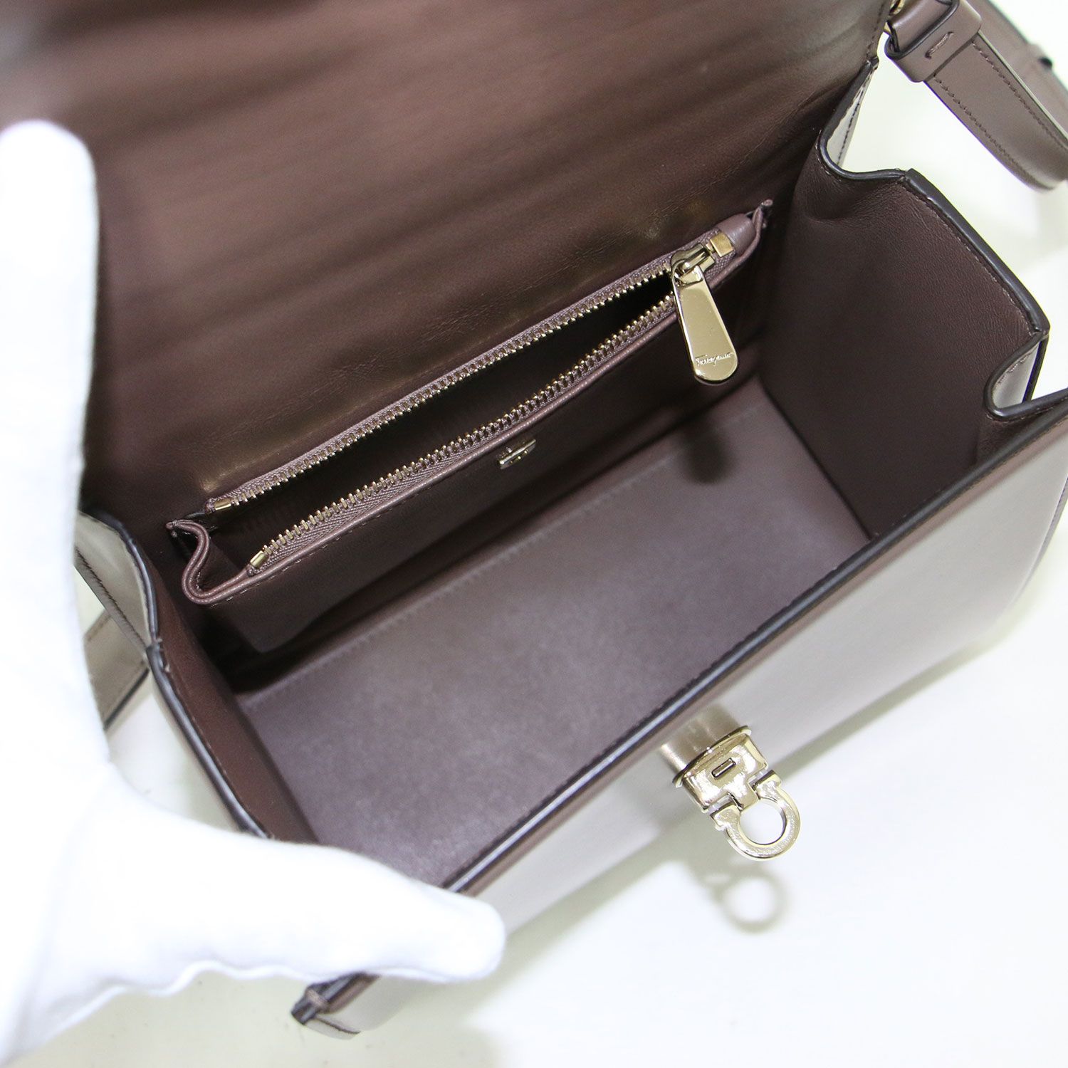 Ferragamo 「Boxyz（ミディアムサイズ）」レザー ショルダーバッグ