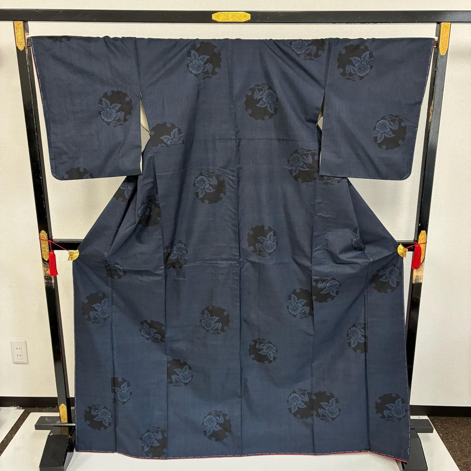 本場大島紬 正絹 泥藍染め しつけ糸 雪輪 花草絣 袷 着物 MK-6391