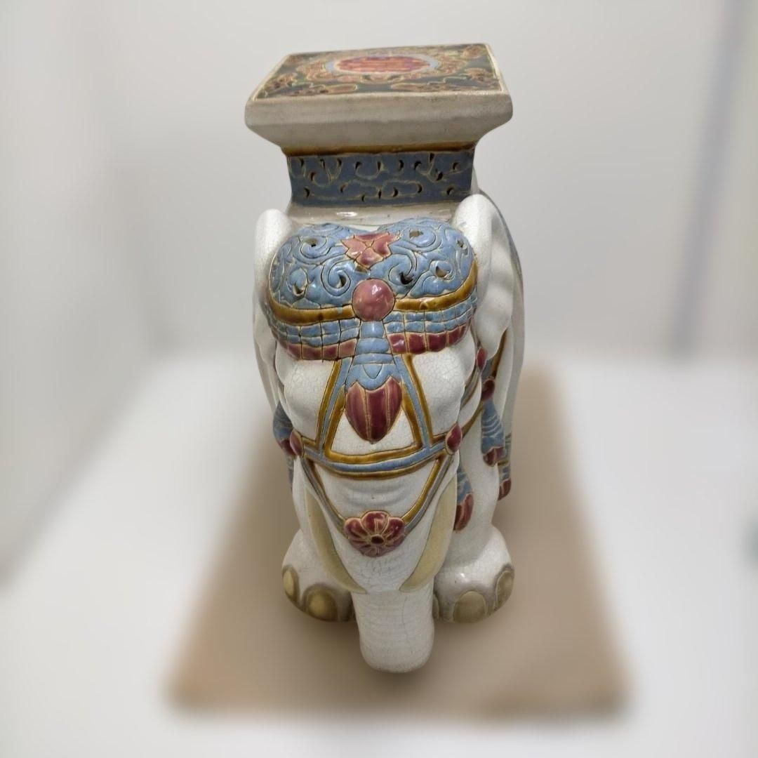 象モチーフの大型陶器オブジェ 花台や飾り台としても使用可能 透かし彫り装飾とブルー×レッドの装飾が特徴的な存在感あるインテリア置物 玄関やリビングのアクセントに最適 260320-3T 象モチーフの大型陶器オブジェ 花台や飾り台としても使用可能 透かし