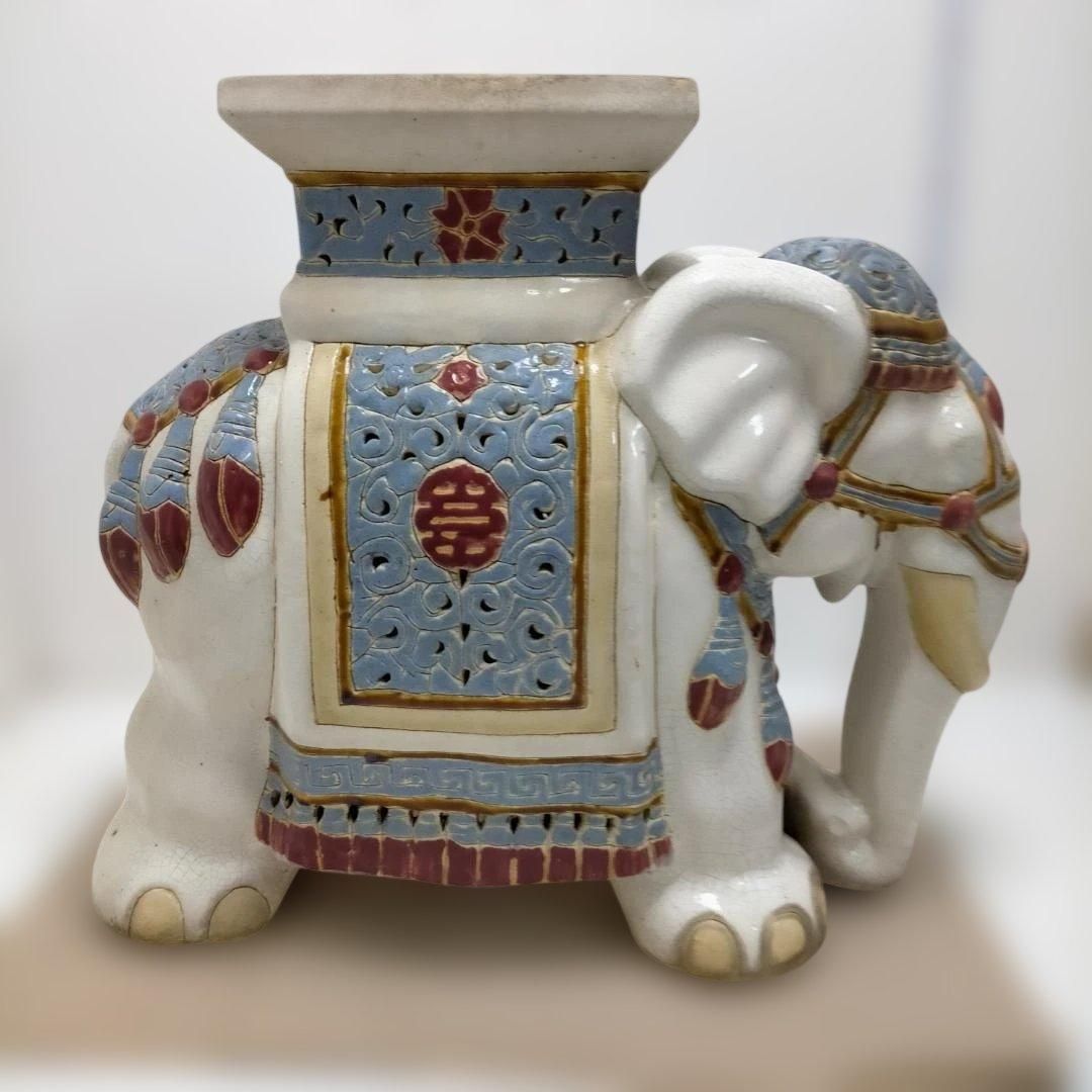 象モチーフの大型陶器オブジェ 花台や飾り台としても使用可能 透かし彫り装飾とブルー×レッドの装飾が特徴的な存在感あるインテリア置物 玄関やリビングのアクセントに最適 260320-3T 象モチーフの大型陶器オブジェ 花台や飾り台としても使用可能 透かし